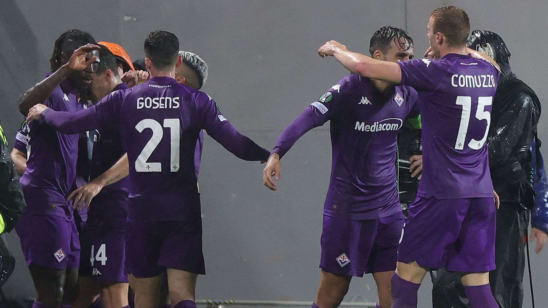 Fiorentina players celebrating Fiorentina Panathinaikos Conference League