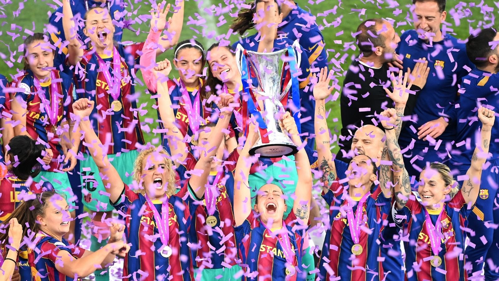 Alexia Putellas Barcelona UWCL trophy 2021