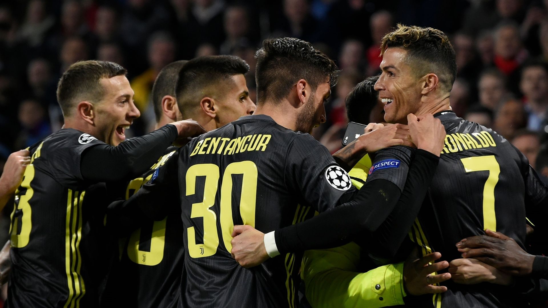Juventus celebrate vs Ajax, UCL 2018-19