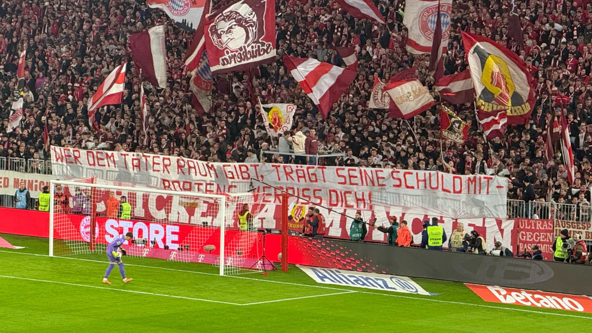 BAYERN FANS JEROME BOATENG