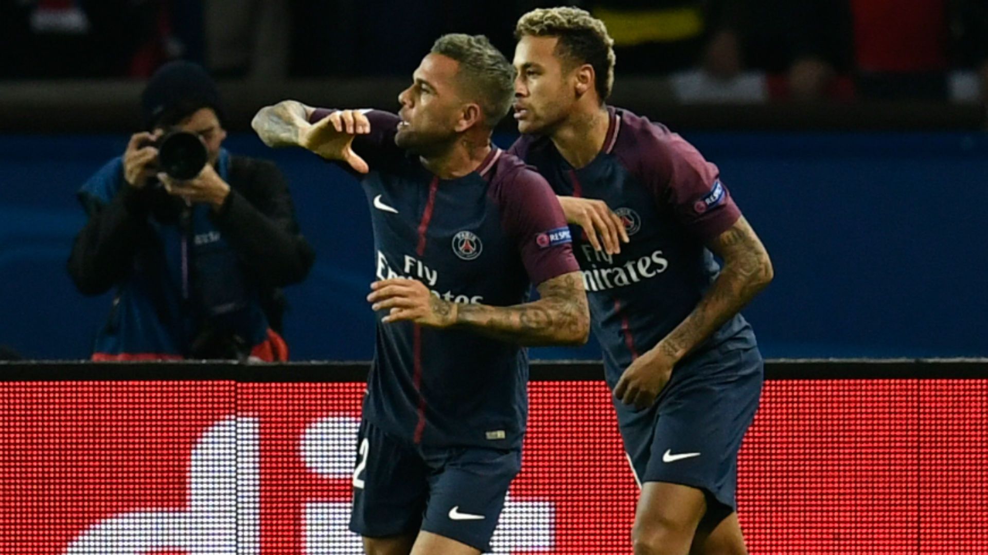 Daniel Alves Neymar PSG Bayern UEFA Champions League 27092017