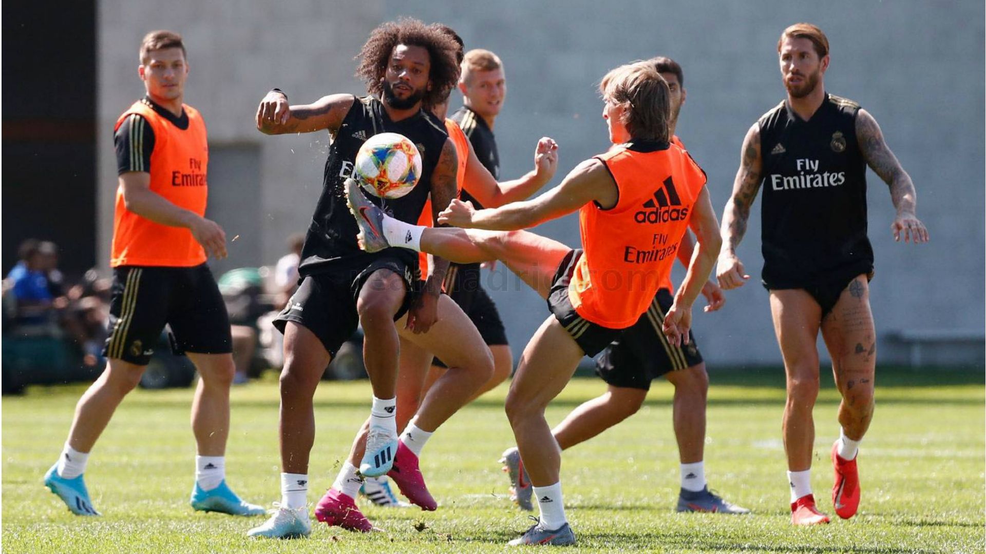 Marcelo y Modric pugnan por un balón