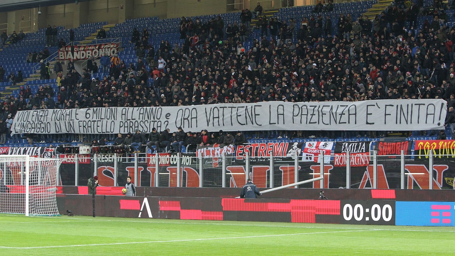 Milan fans banner against Donnarumma