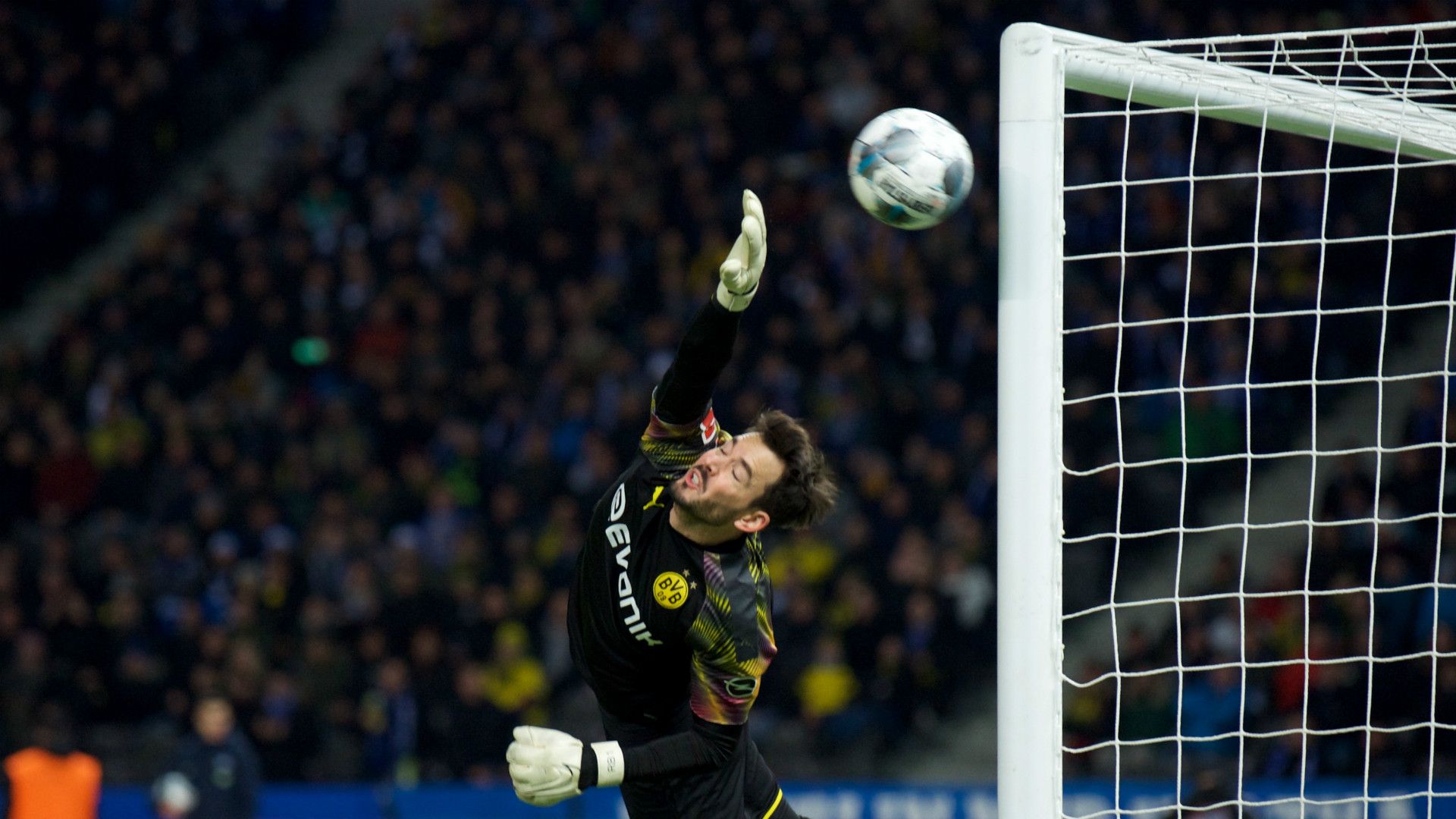 GERMANY ONLY: ROMAN BÜRKI BORUSSIA DORTMUND BUNDESLIGA 30112019