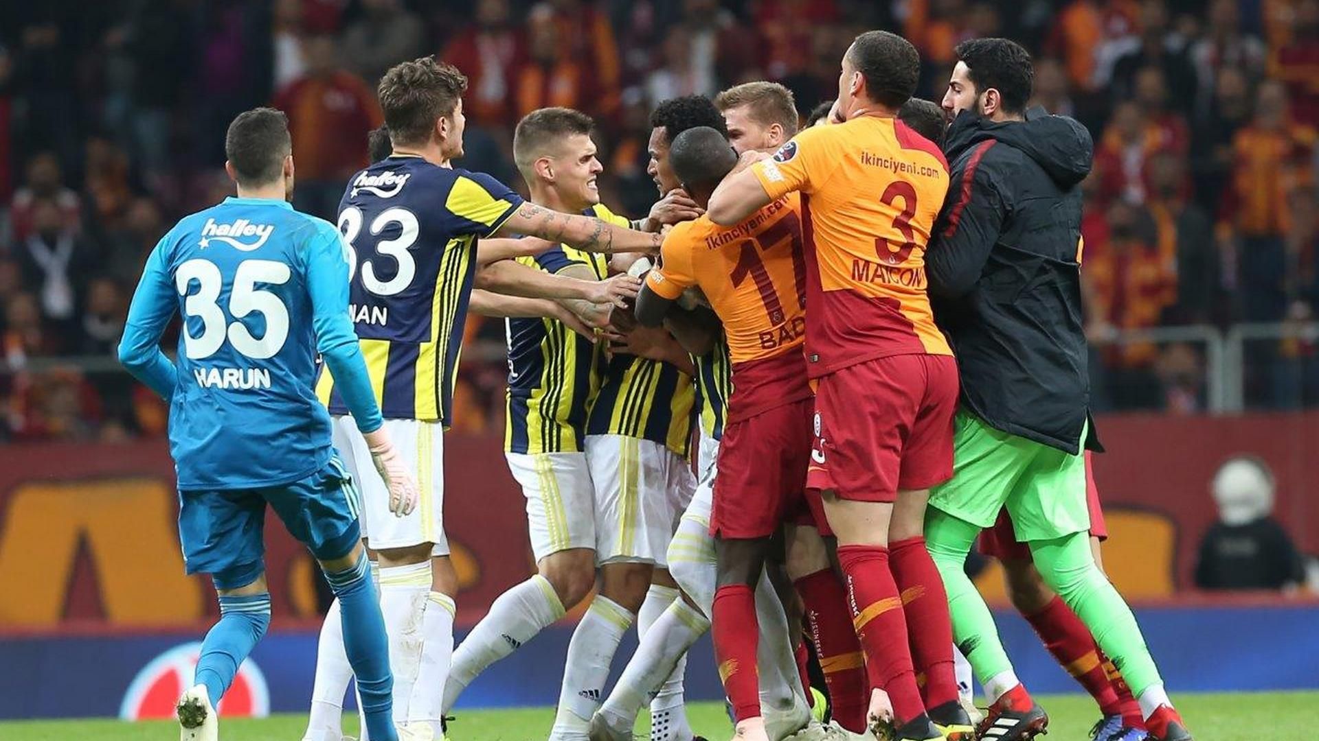 Galatasaray Fenerbahce fight 1122018