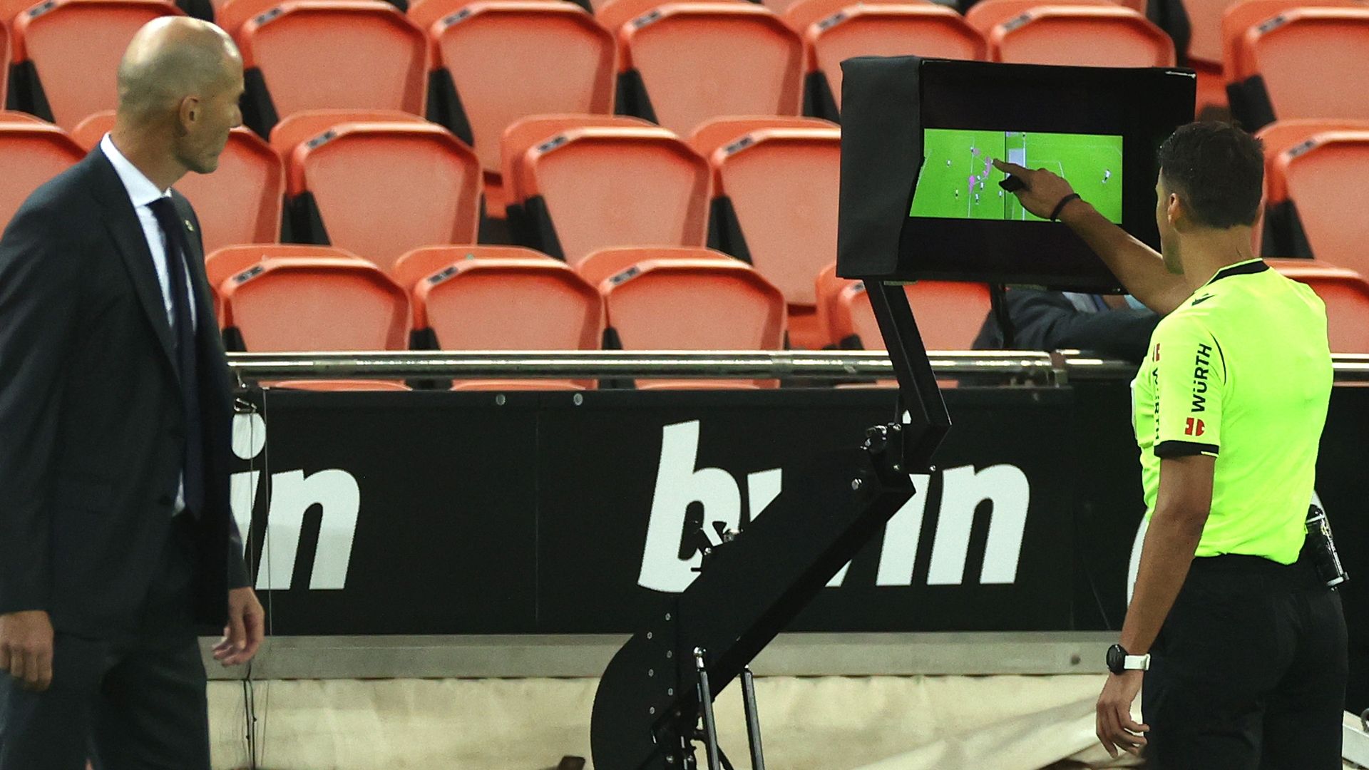 Zidane, el árbitro Gil Manzano y el VAR (Real Madrid)