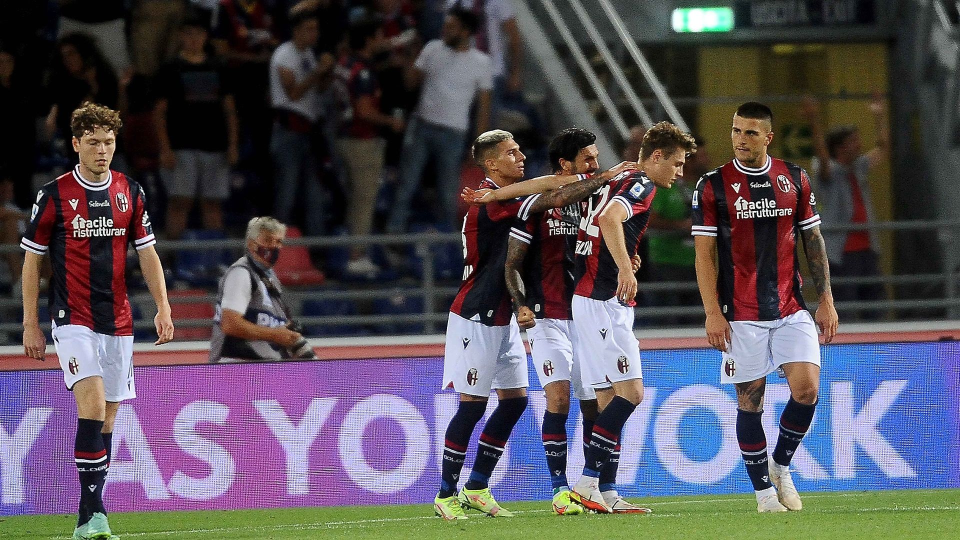 Bologna celebrating Verona Serie A 13092021