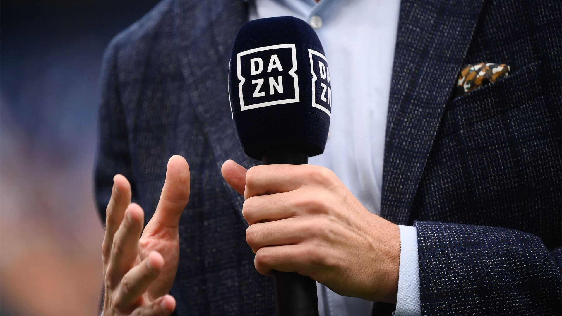 dazn kommentator mikrofon commentary reporter