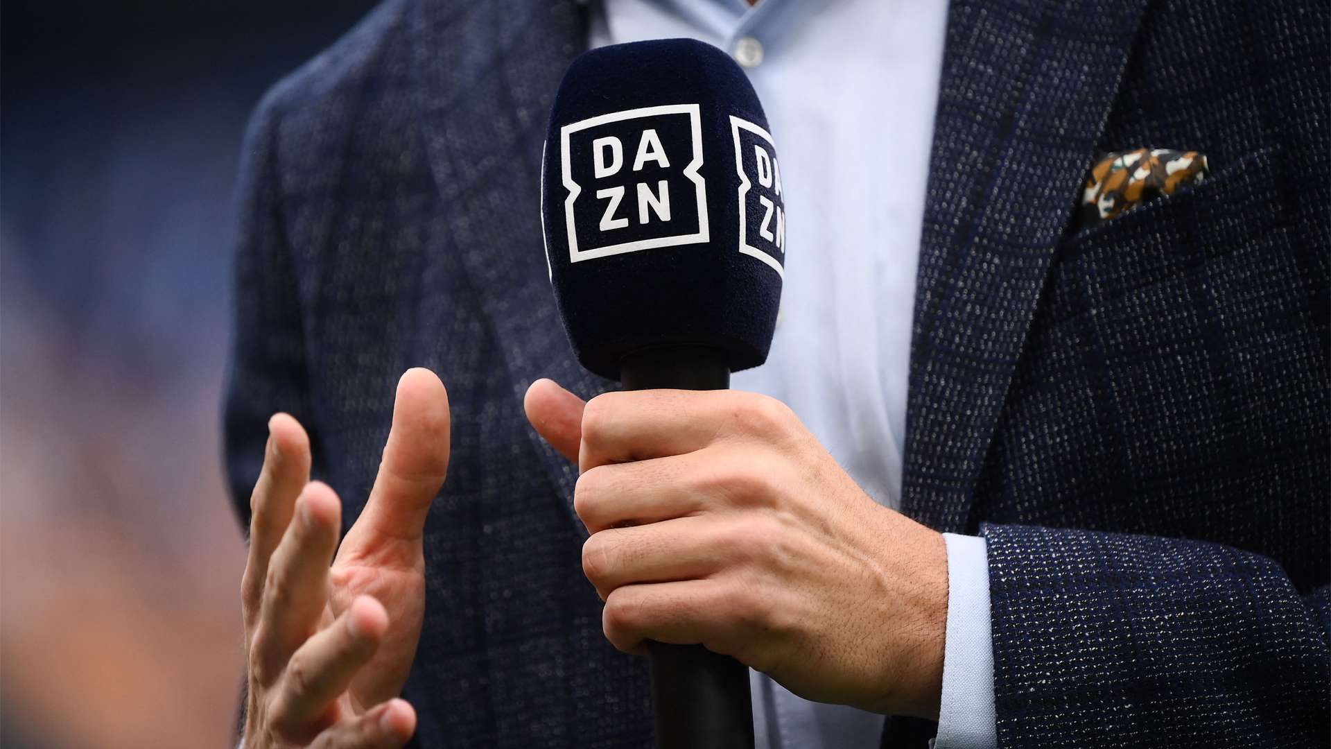 dazn kommentator mikrofon commentary reporter