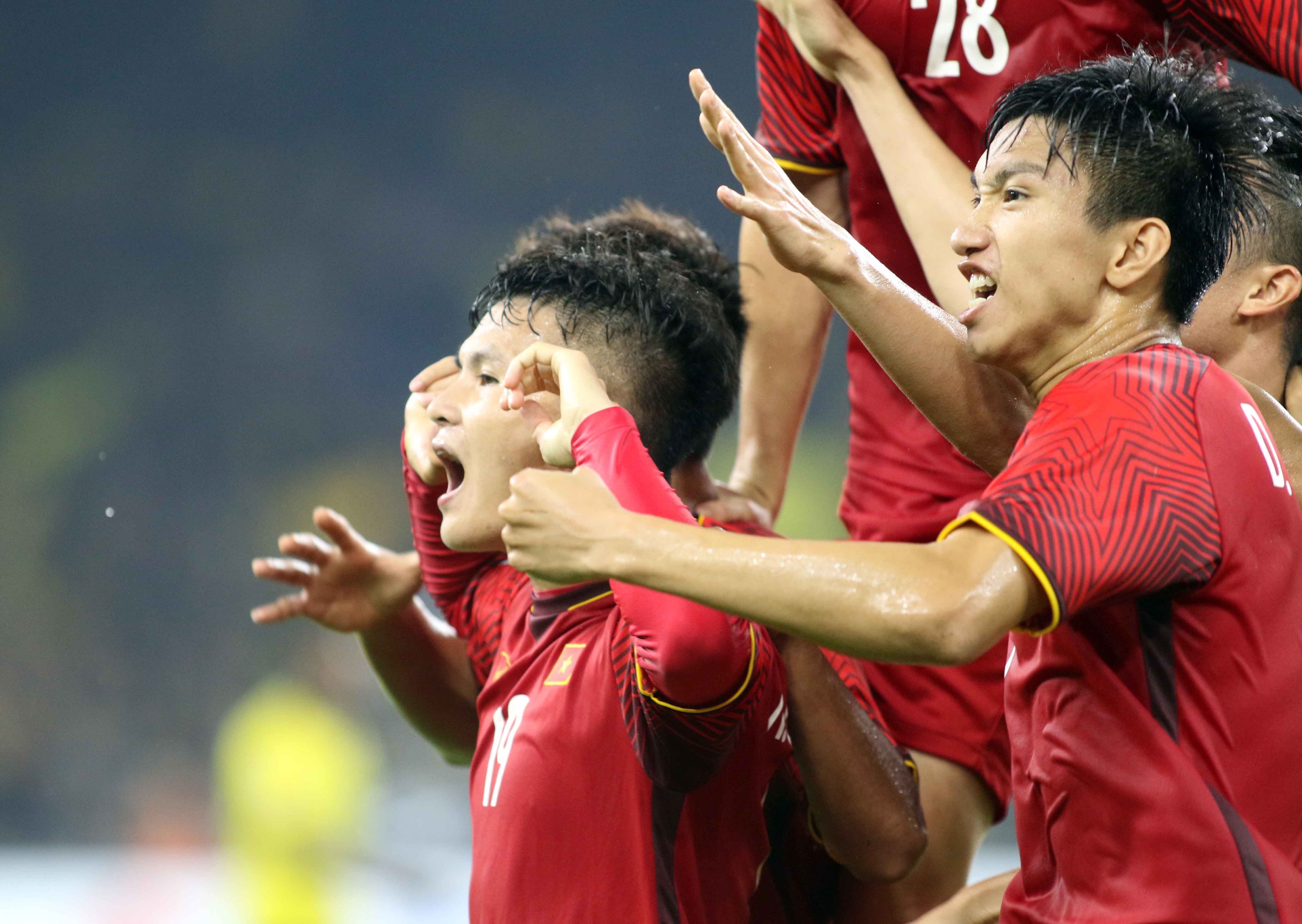 Văn Hậu. Văn Hậu về Việt Nam. ĐT Việt Nam. tuyển Việt Nam. Văn Hậu Heerenveen. Văn Hậu cầu thủ trẻ xuất sắc nhất V-Leaegue. Quang Hải xuất sắc nhất V-League. Văn Quyết xuất sắc nhất V-League. quả bóng vàng việt nam. trực tiếp bóng đá hôm nay. xem bong da. Quang Hai Van Hau Vietnam Malaysia AFF Cup 2018