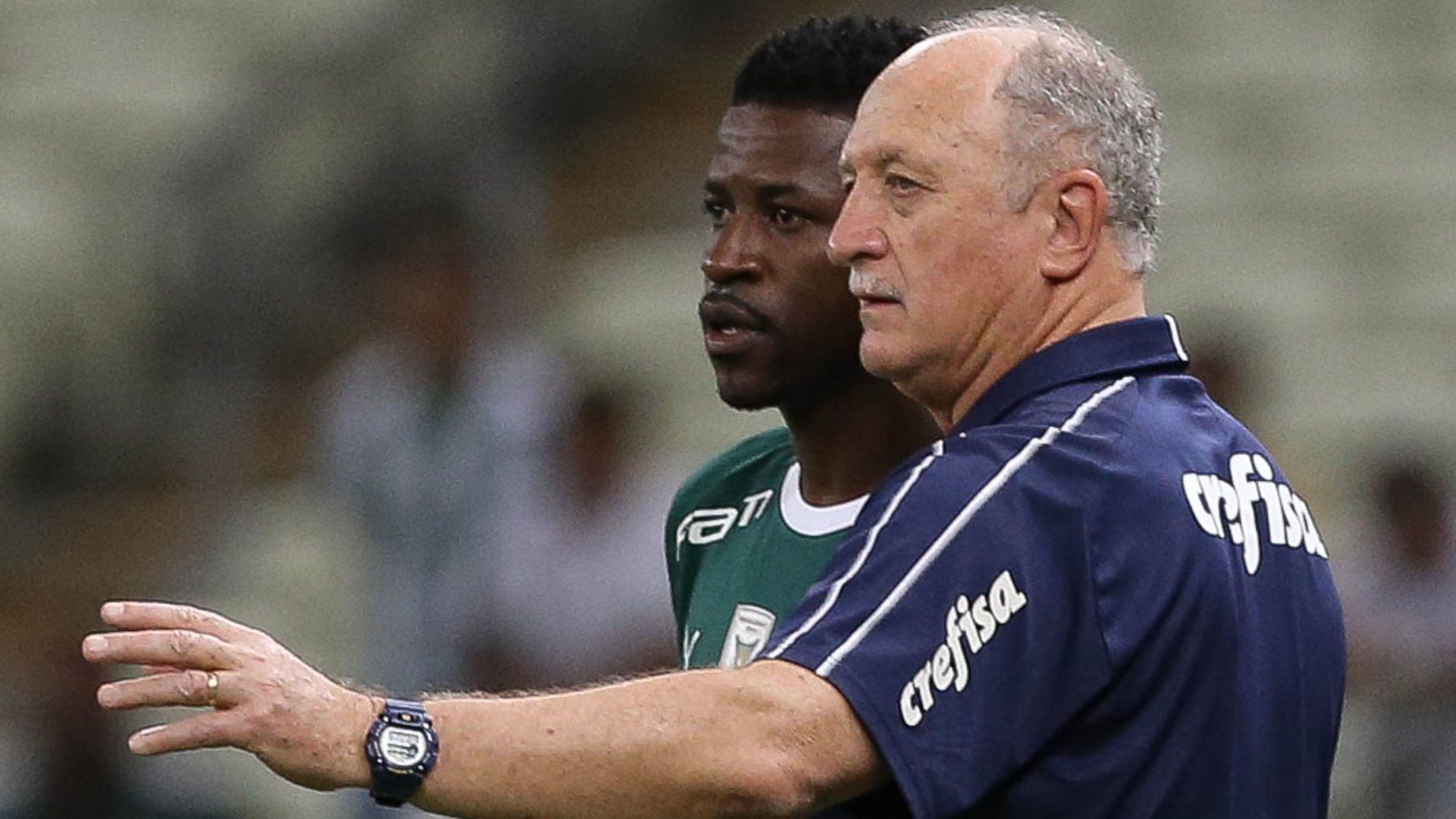 Ramires recebe orientação de Luiz Felipe Scolari, jogando pelo Palmeiras em 2019
