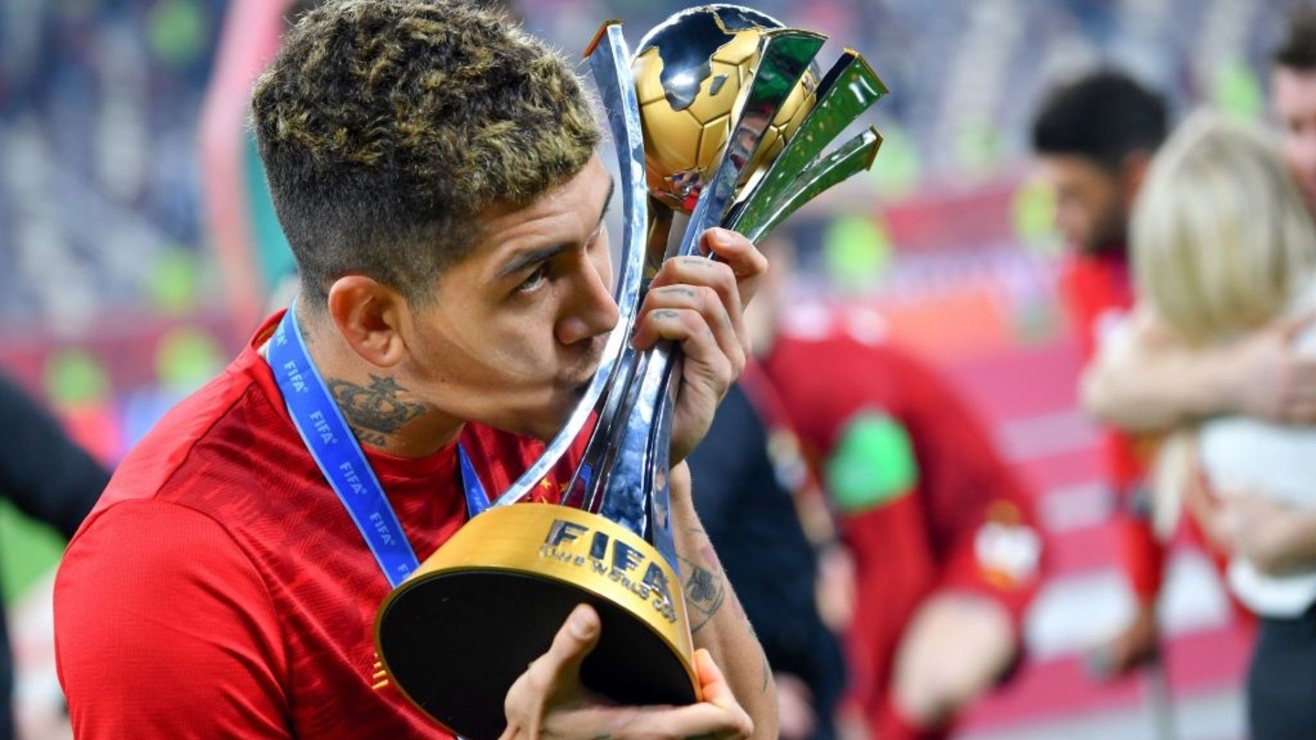 Roberto Firmino del liverpool con el mundial de clubes