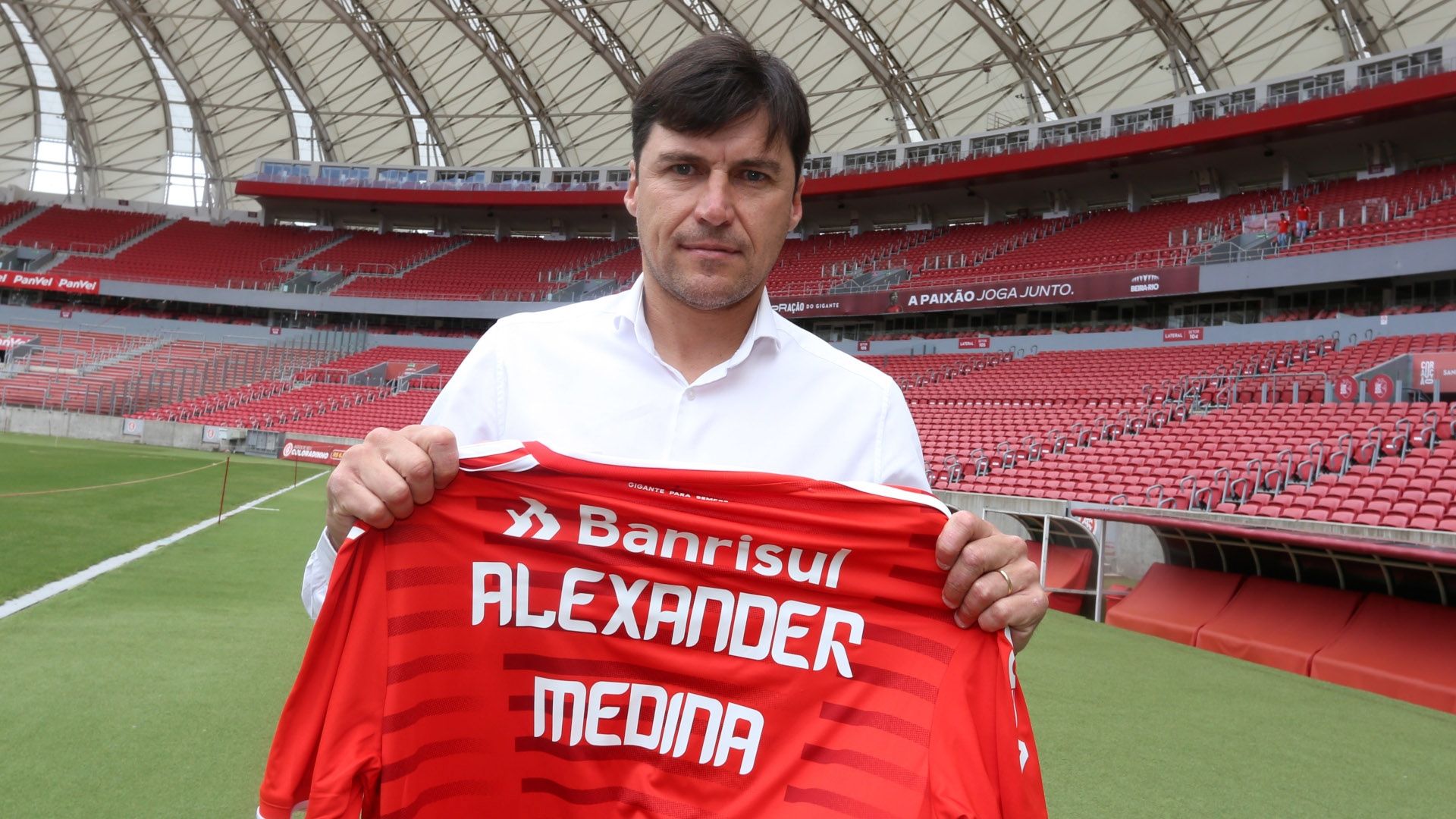 Alexander Cacique Medina é apresentado no Internacional, 2022