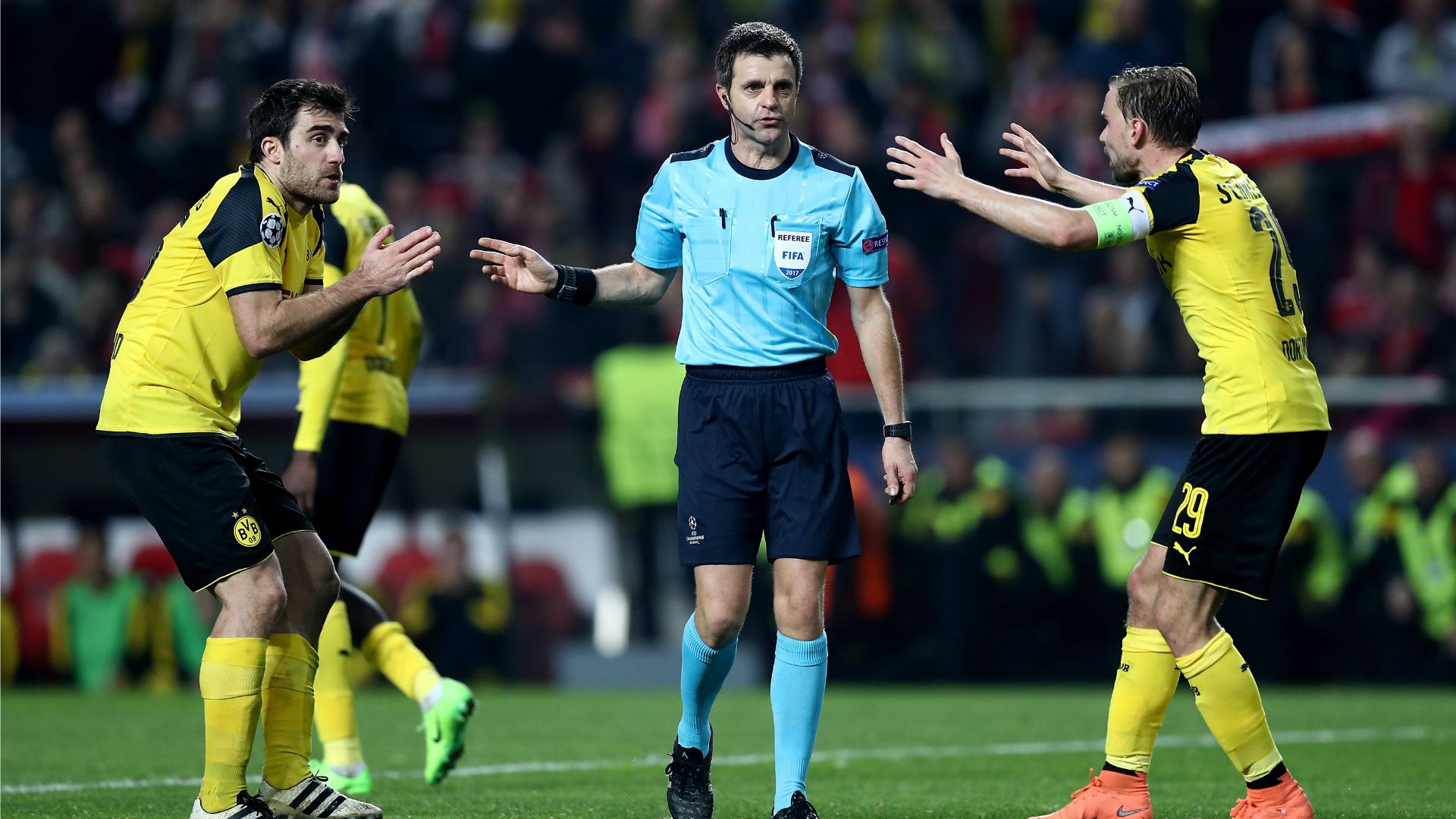 Nicola Rizzoli Benfica Borussia Dortmund UCL