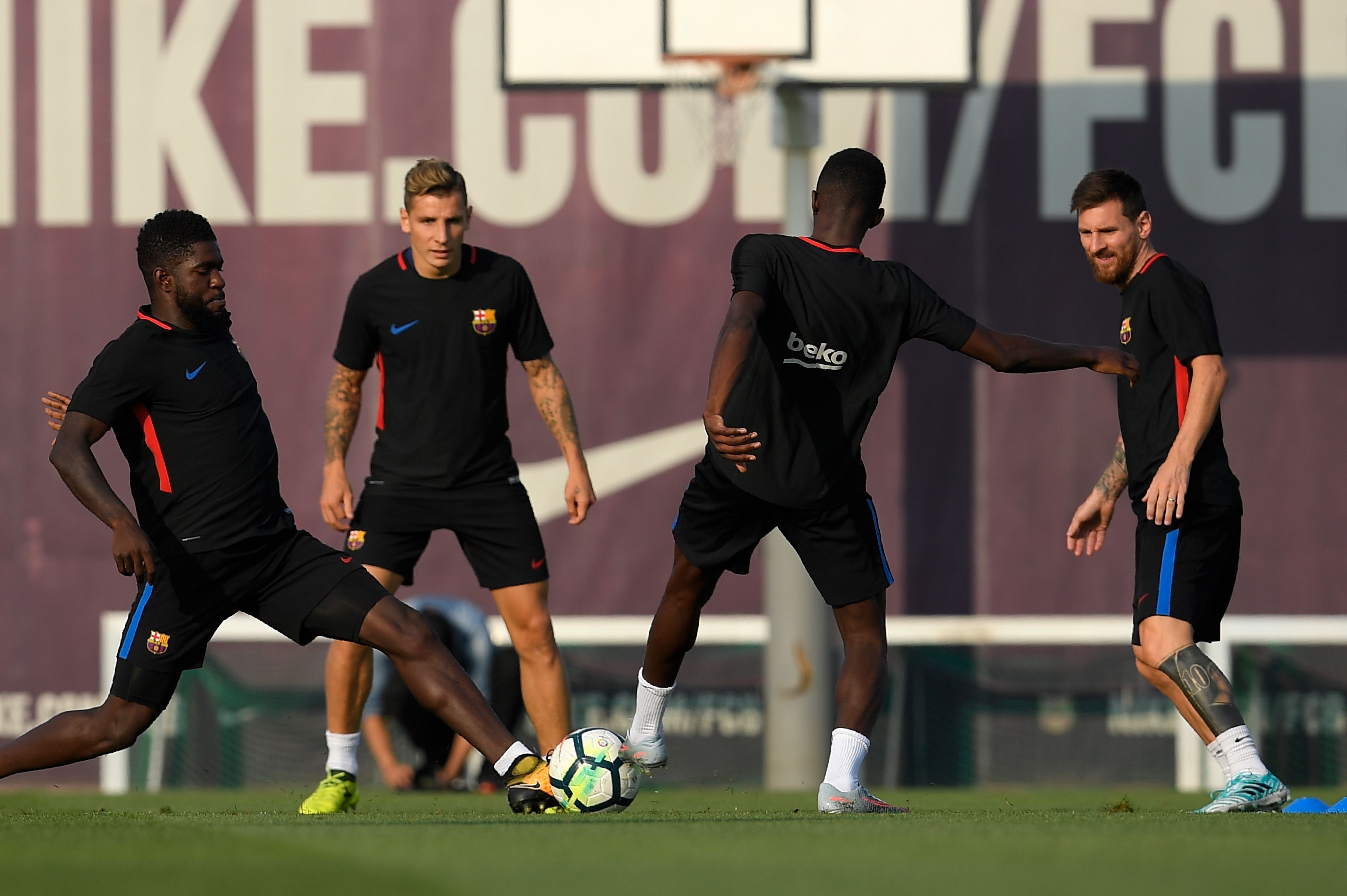 Samuel Umtiti trains with Barca teammates