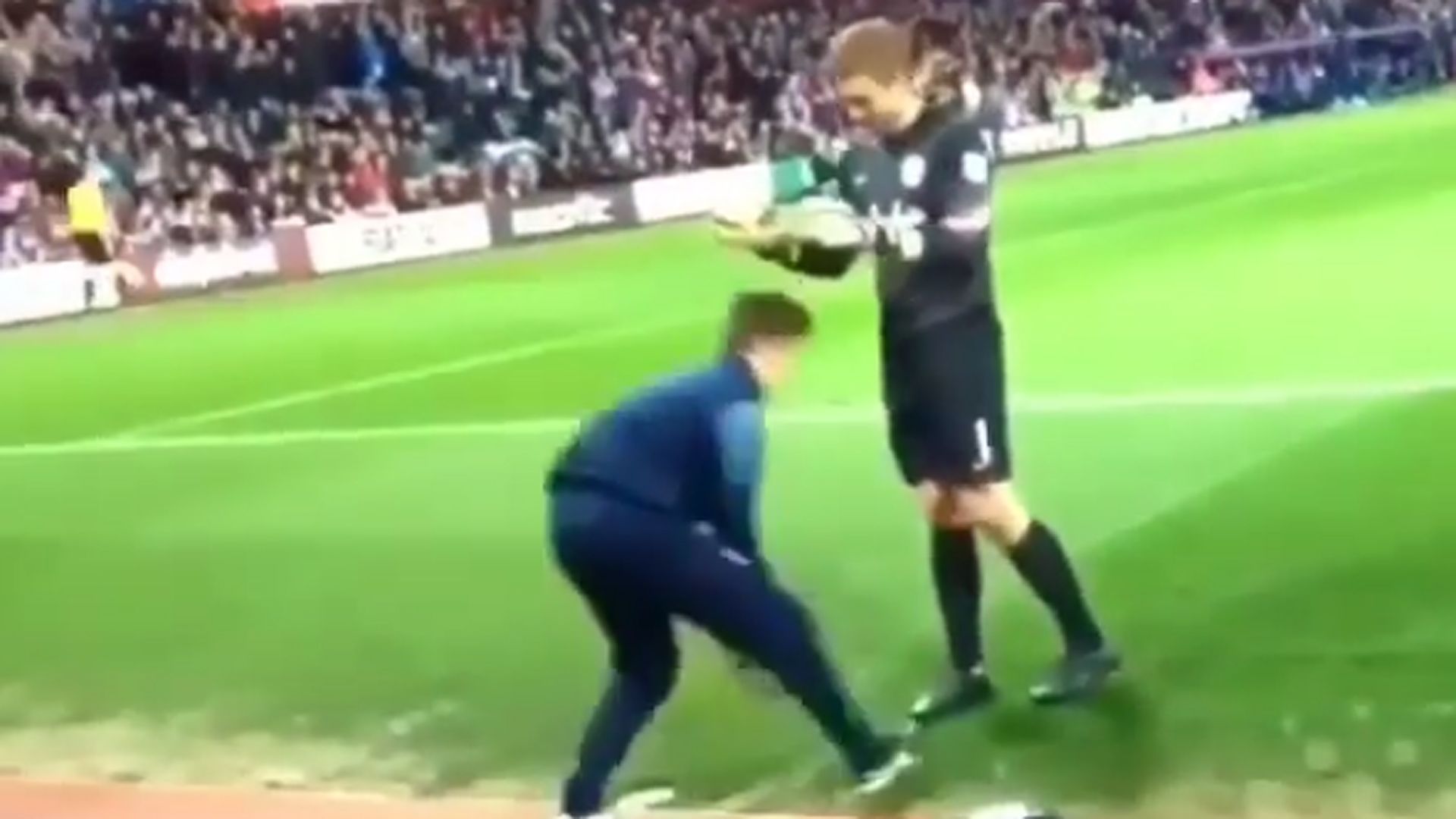 Balljunge Torwart veraeppelt