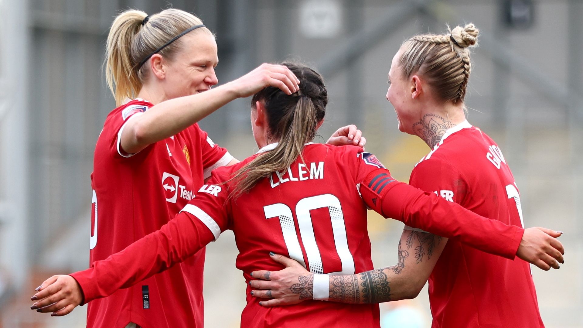Man Utd celebrate Katie Zelem goal vs Leicester, WSL 2021-22