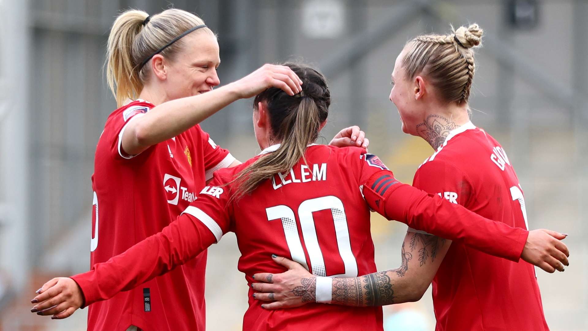 Man Utd celebrate Katie Zelem goal vs Leicester, WSL 2021-22