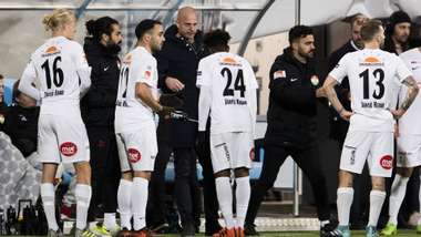 ONLY GERMAN Dalkurd FF Trainer Brännström mit Spielern