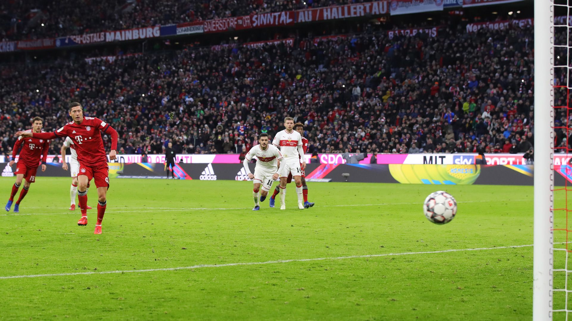 Robert Lewandowski FC Bayern Penalty Stuttgart 290119