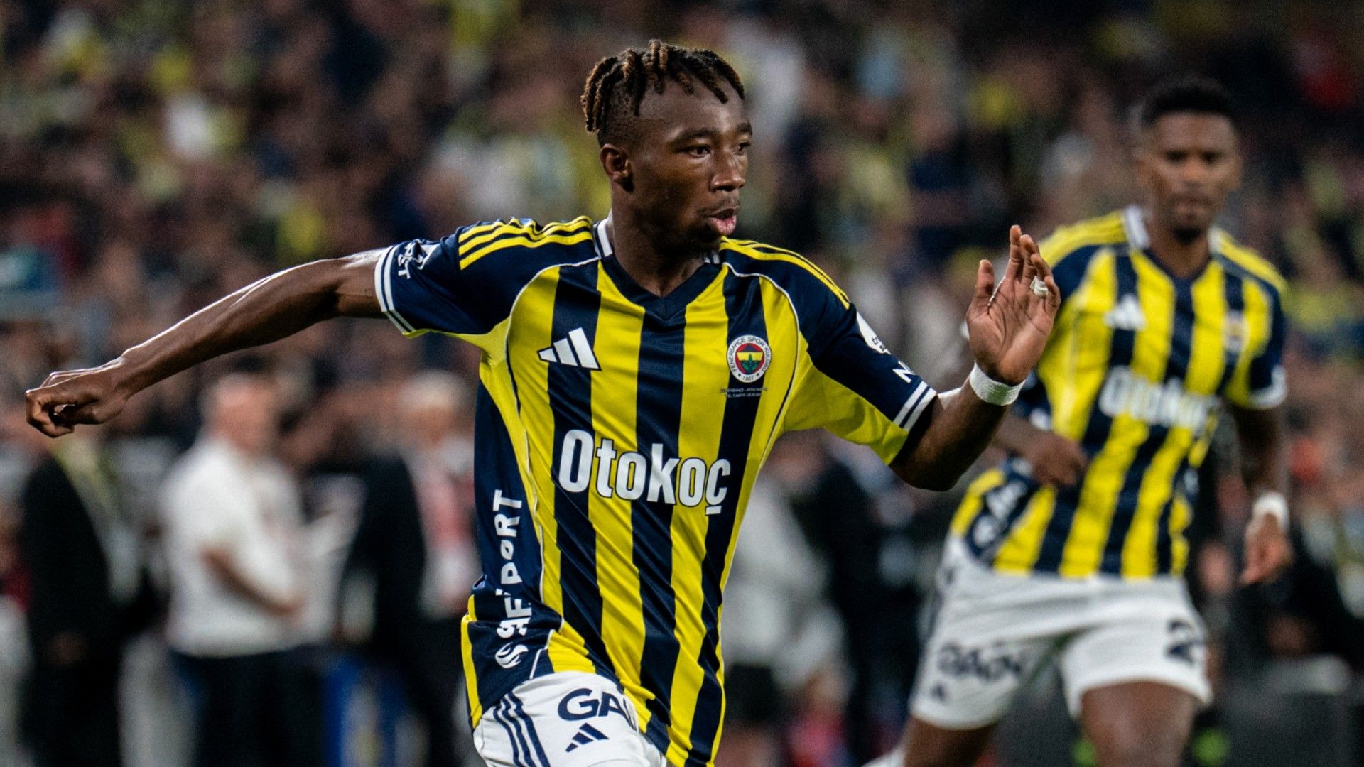 Dorgeles Nene of Fenerbahce controls the ball 