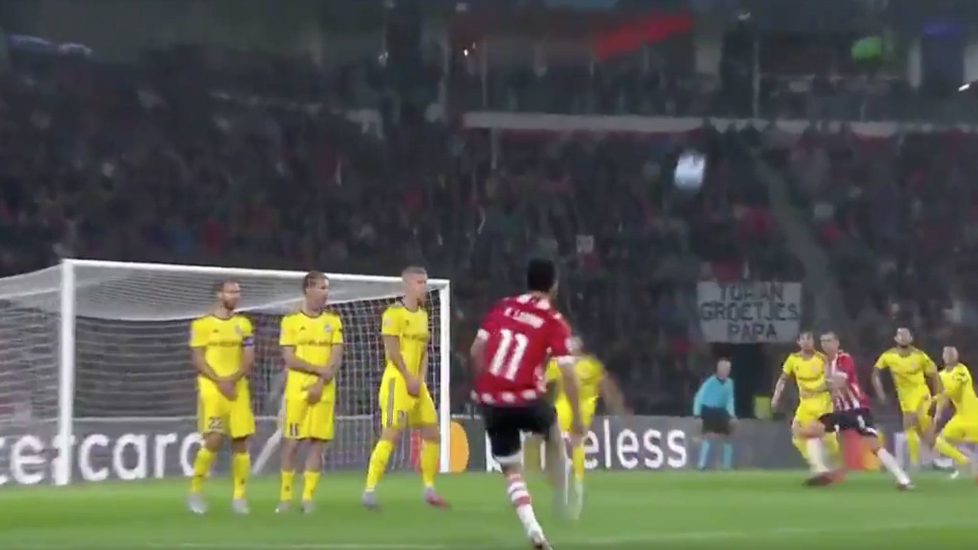 Tiro libre Chucky Lozano 290818