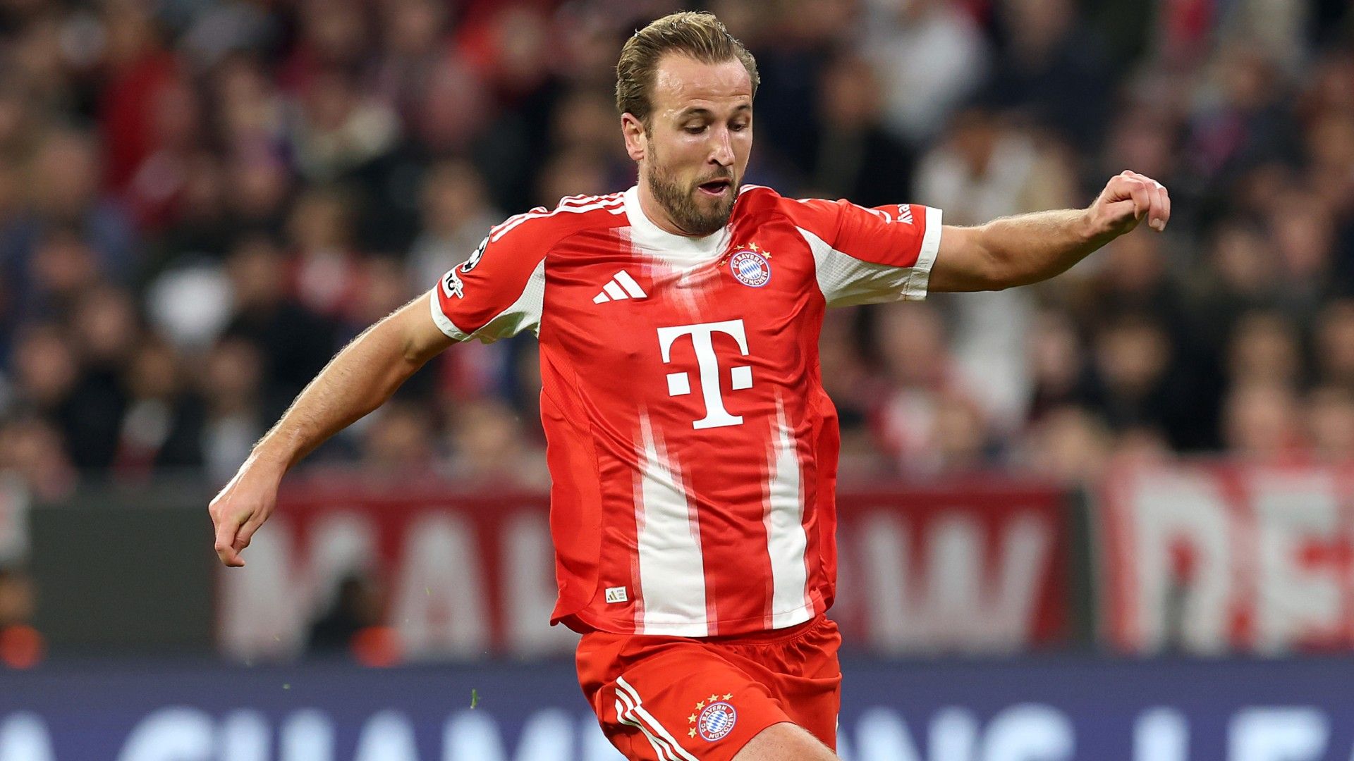 Harry Kane of FC Bayern München runs with the ball 