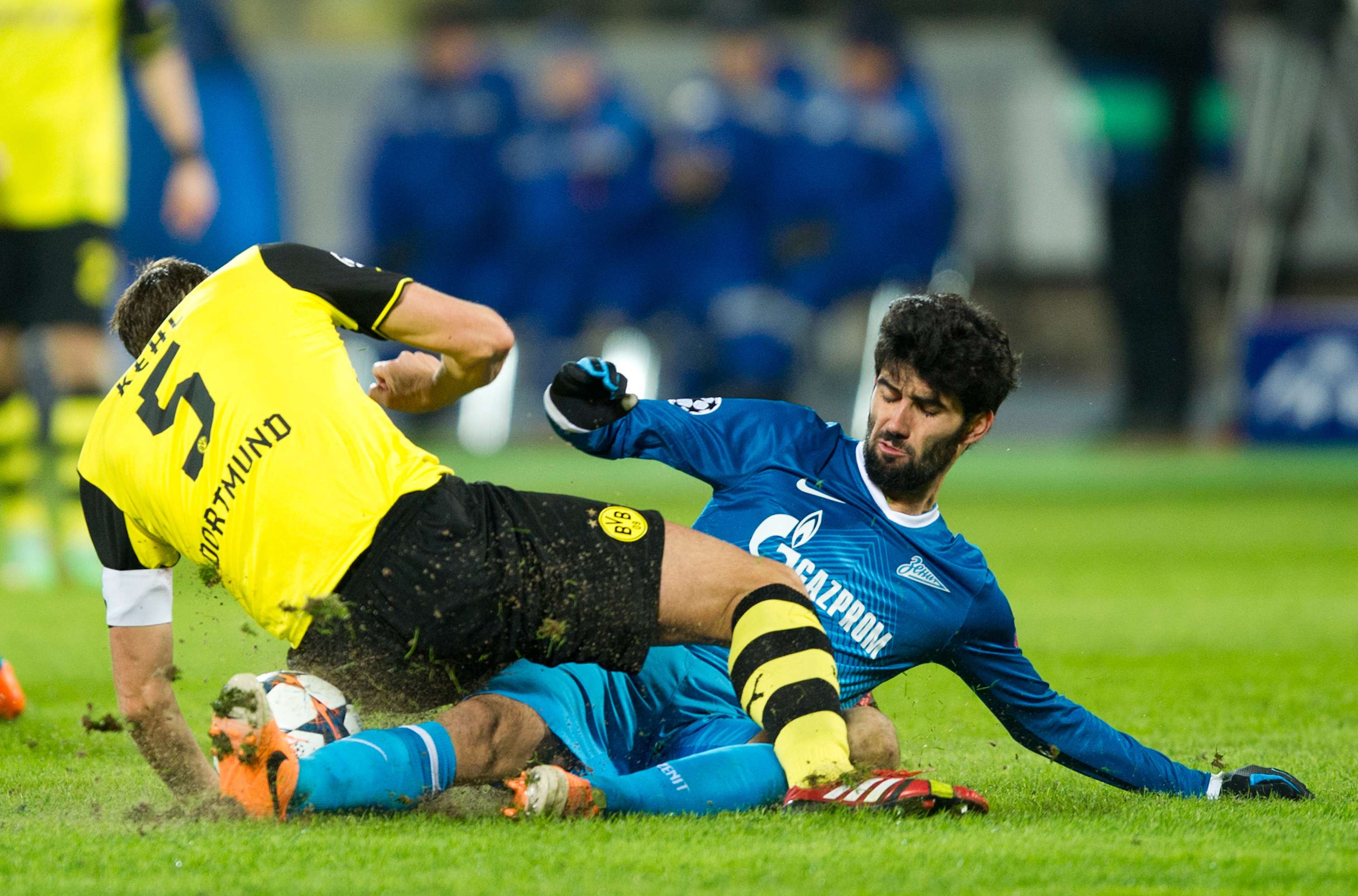 Zenit Saint Petersburg's Luis Neto (R) and Borussia Dortmund midfielder Sebastian Kehl