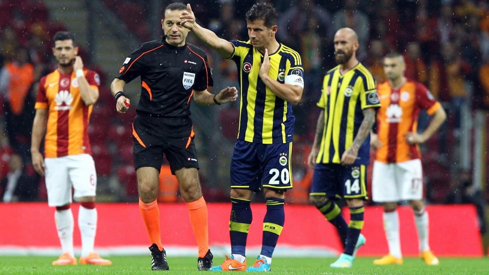 Emre Belozoglu Cuneyt Cakir Galatasaray Fenerbahce STSL 10182014