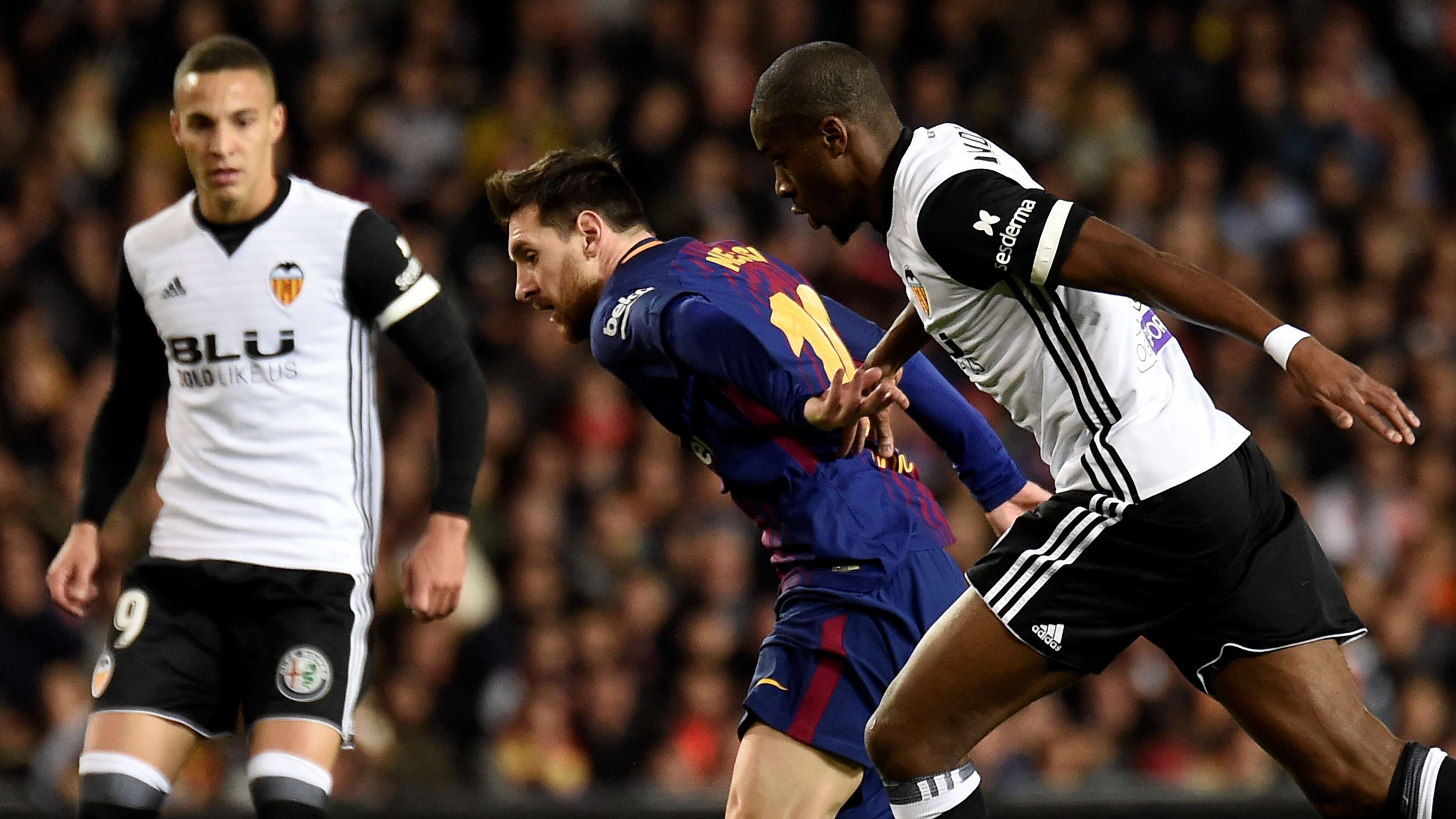 Lionel Messi Geoffrey Kondogbia Valencia Barcelona LaLiga 26112017