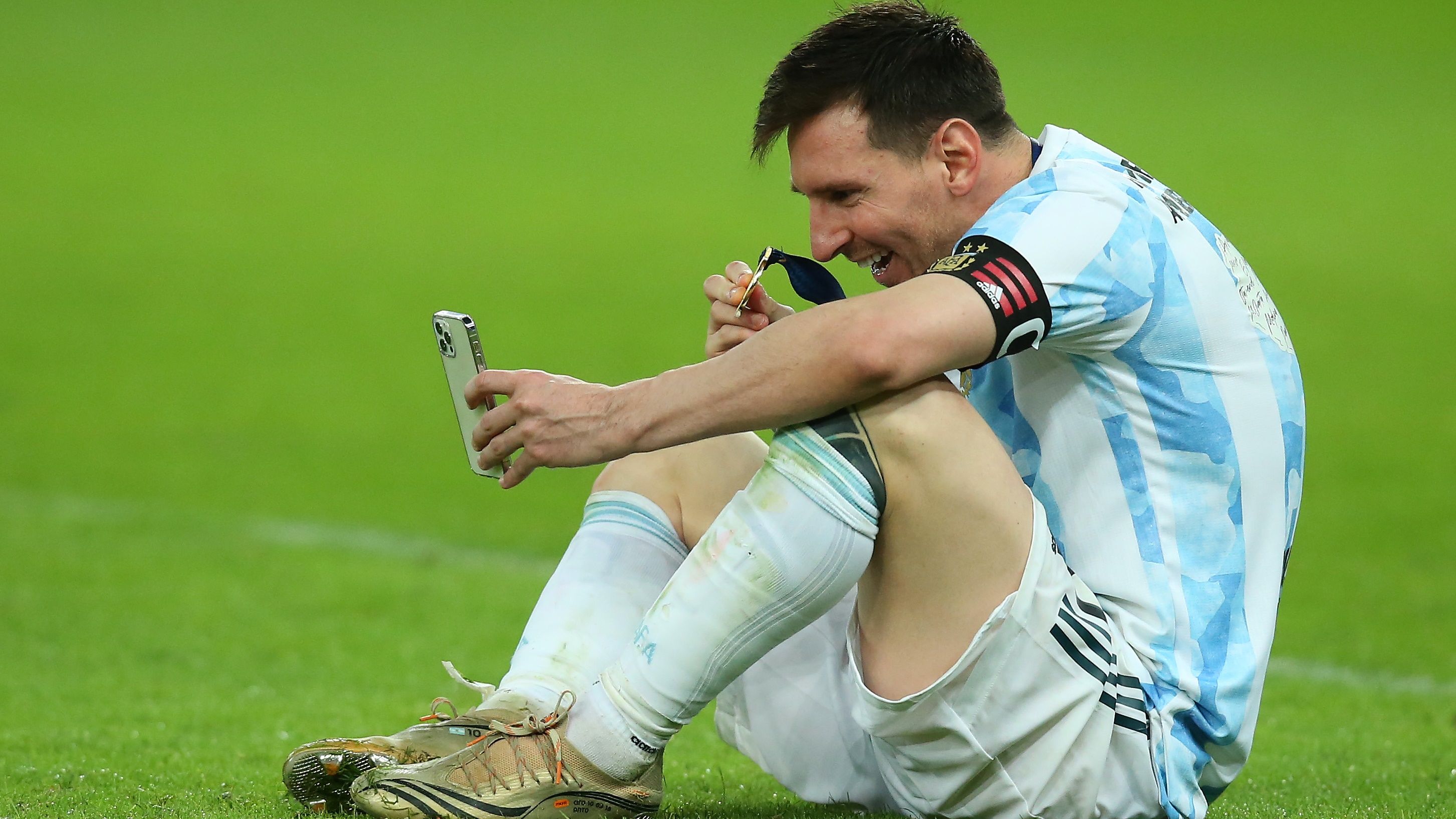 Lionel Messi talking with his family after winning Copa America