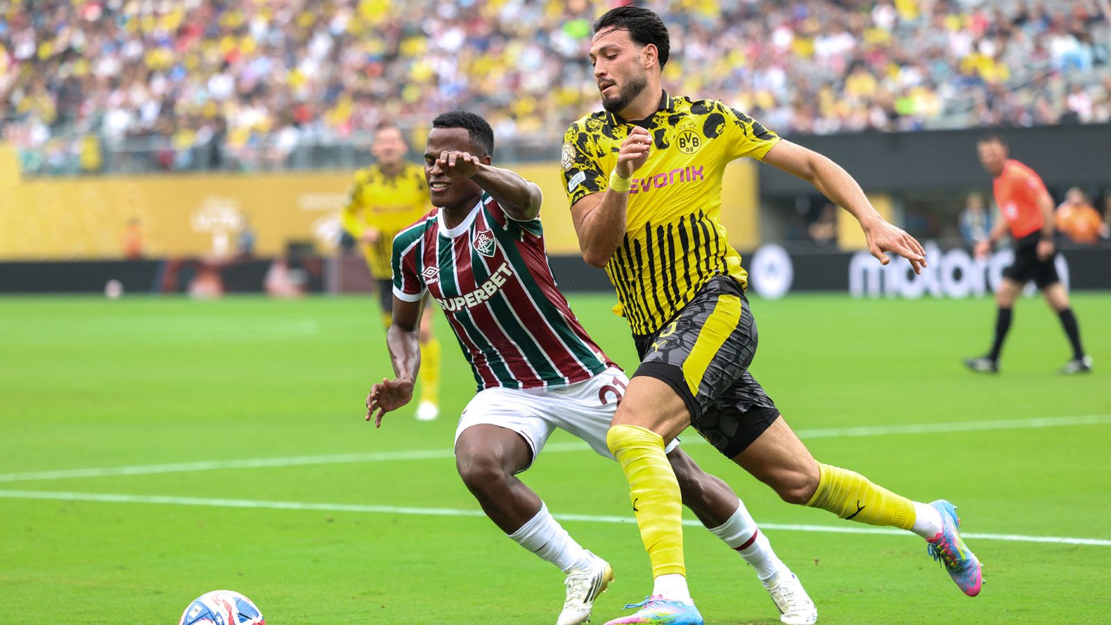 Ramy Bensebaini BVB vs. Fluminense