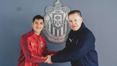 Uriel Antuna Ricardo Peláez Chivas 281119