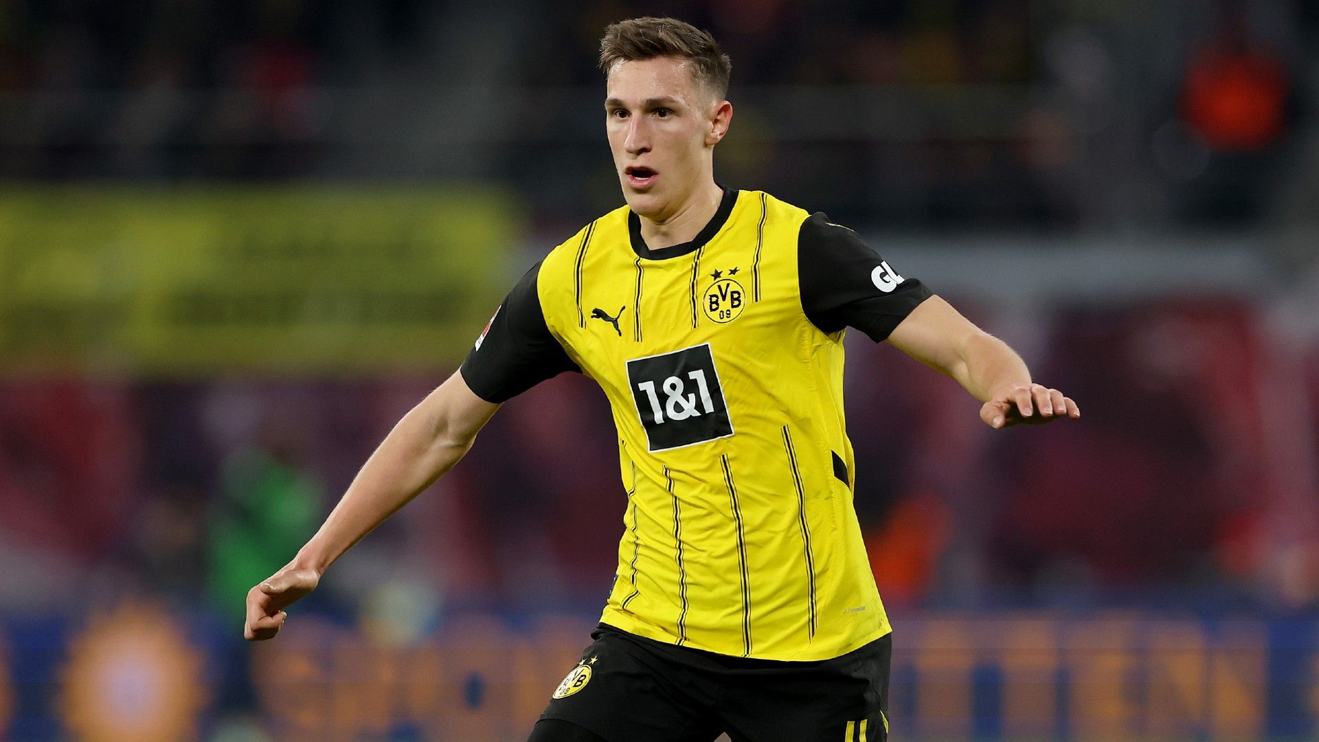  Nico Schlotterbeck of Borussia Dortmund runs with the ball 