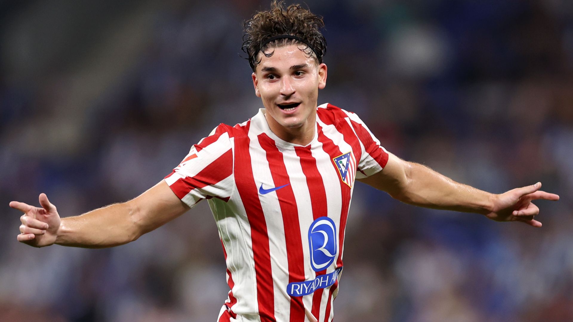 'Astonishing' Julian Alvarez praised for his 'enormous sacrifice' but ex-Man City star Sergio Aguero refuses to fuel Barcelona transfer talk | Goal.com UK