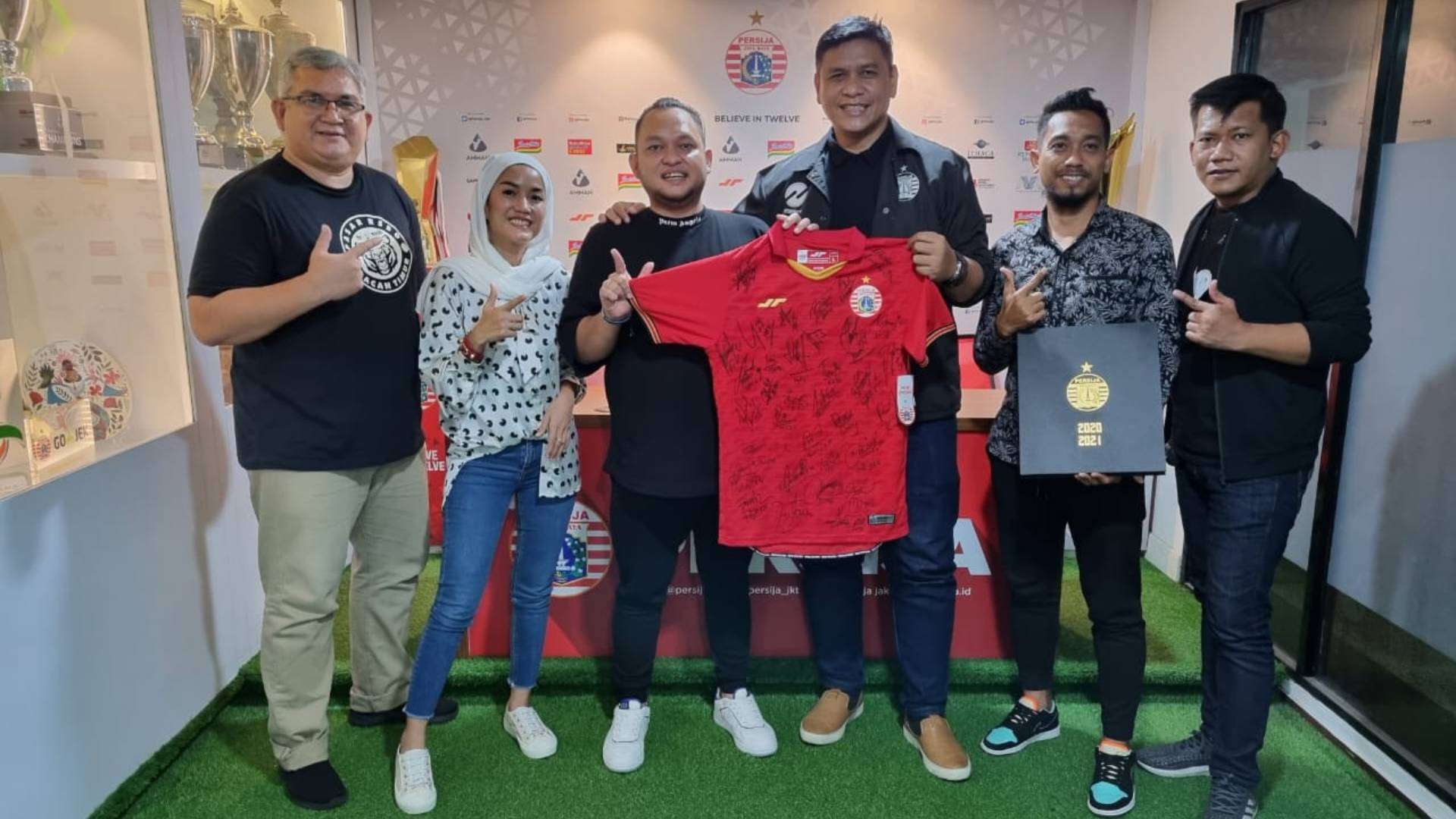 Persija Lelang Jersei - Viral Blast Global