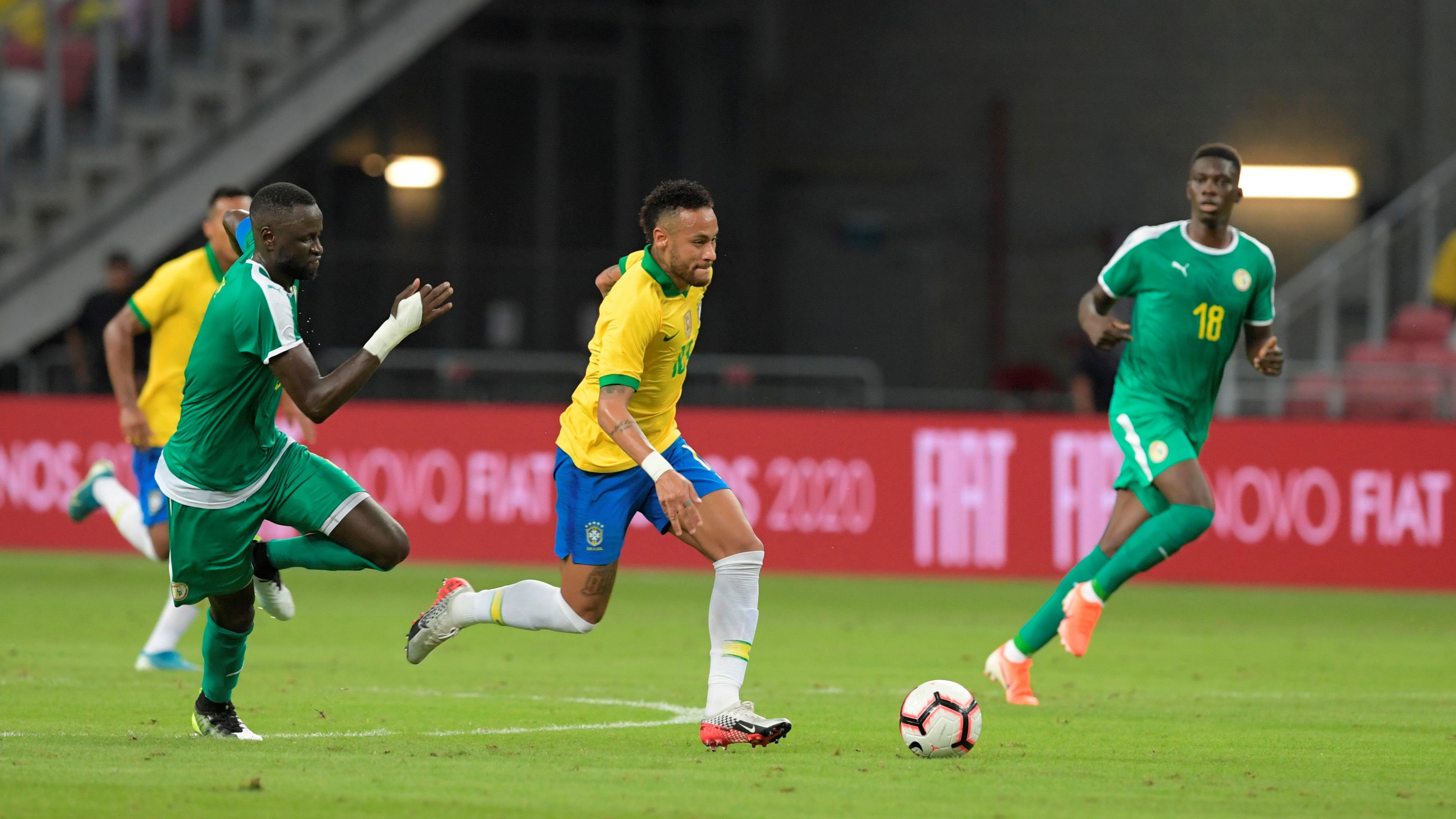 Neymar encara a marcação em Brasil x Senegal