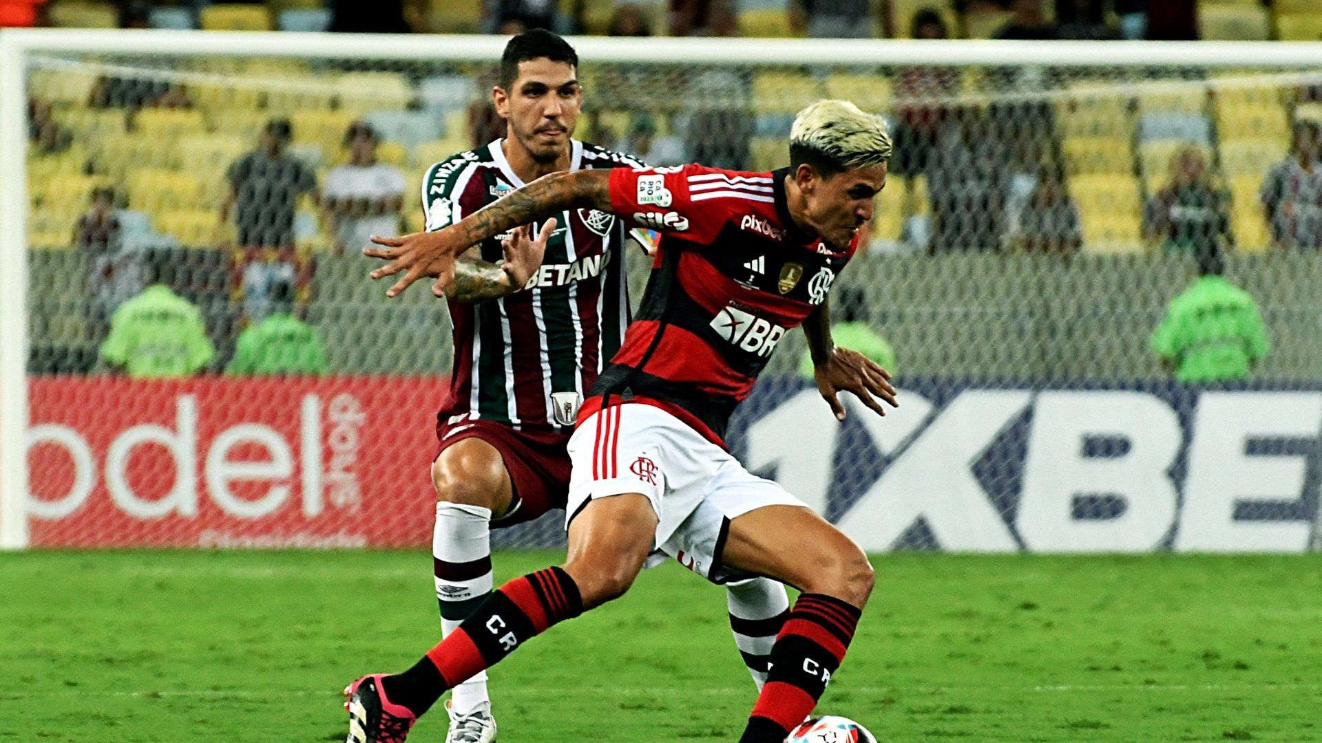 Nino e Pedri em disputa de bola em Flamengo x Fluminense, na final do Carioca 2023