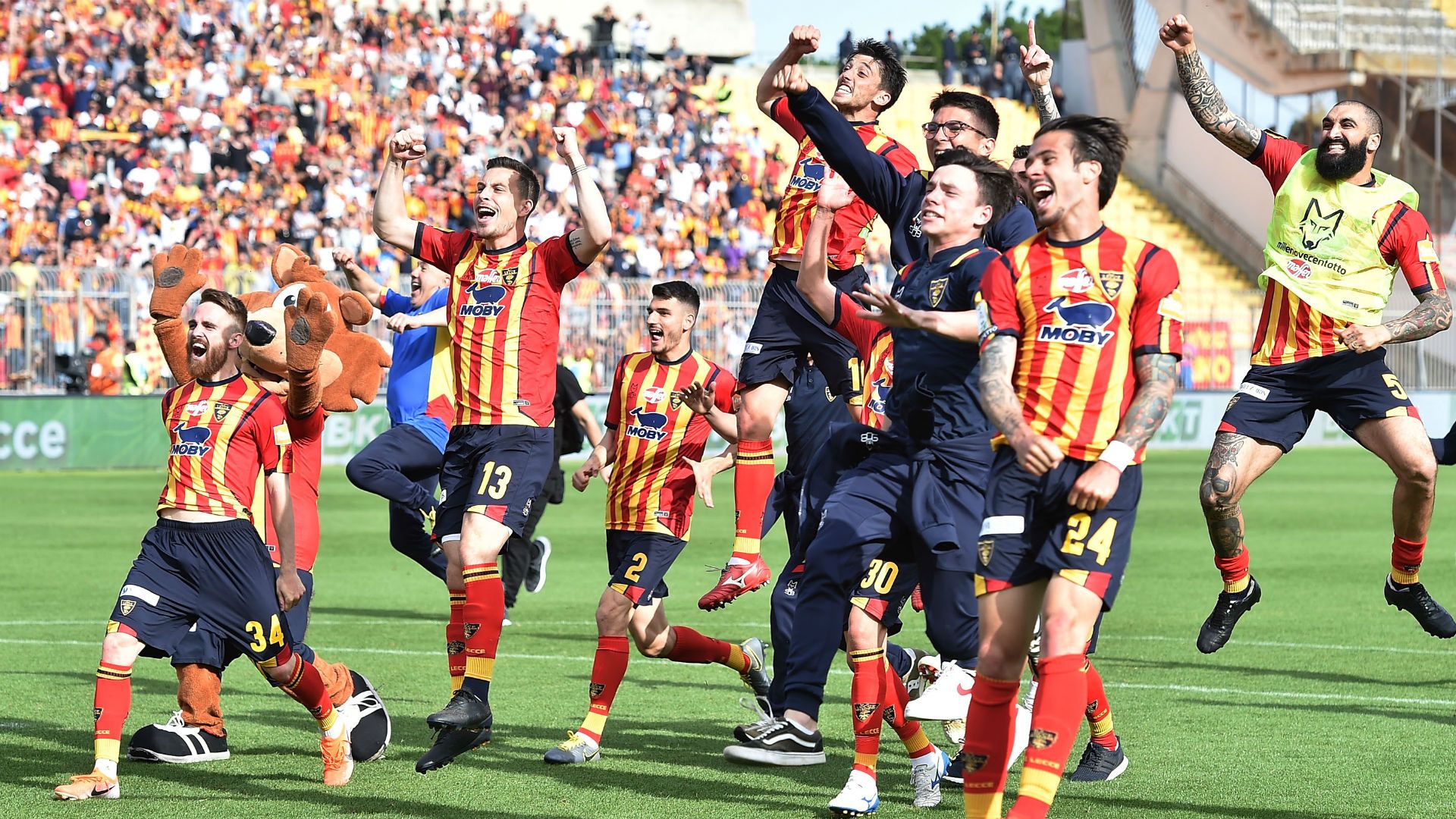 Lecce celebrating Serie B