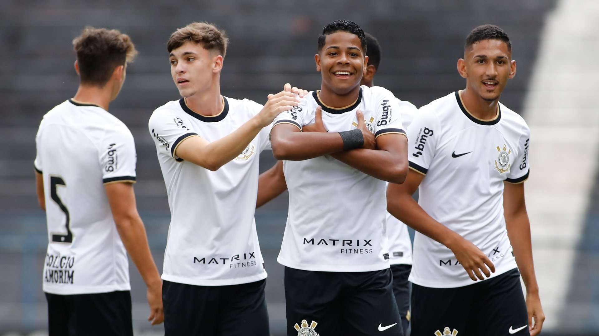 Wesley Teixeira, do Corinthians sub-20, comemora gol em jogo do Brasileirão 2023