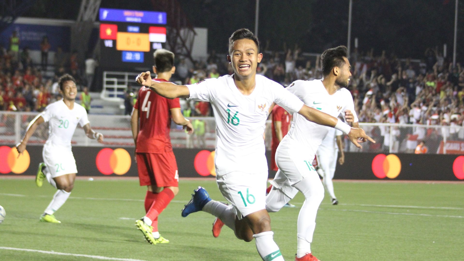 Rizki Sani Fauzi. Kết quả Việt Nam 2-1 U22 Indonesia. HIGHLIGHTS Việt Nam 2-1 U22 Indonesia. Bùi Tiến Dũng. HLV Park Hang-seo ca ngợi tinh thần Việt Nam. HLV Indra Sjafri. Thủ môn Bùi Tiến Dũng. Bùi Tiến Dũng mắc sai lầm. Thủ môn Dương Hồng Sơn. HLV Dương Hồng Sơn nói về Bùi Tiến Dũng. U22 Việt Nam. Hoàng Đức tỏa sáng. Nguyễn Hoàng Đức U22 Việt Nam. Trung vệ Nguyễn Thành Chung. TRỰC TIẾP VTV6 U22 Việt Nam vs U22 Indonesia. Link xem U22 Việt Nam. Xem trực tiếp U22 Việt Nam vs U22 Indonesia. Trực tiếp bóng đá hôm nay. Xem VTV6. SEA Games 30. Bùi Tiến Dũng mắc sai lầm. Người hùng Nguyễn Thành Chung. Đại hội thể thao khu vực Đông Nam Á 2019. Park Hang-seo. Indra Sjafri. Đoàn Văn Hậu. Đỗ Hùng Dũng. Nguyễn Trọng Hoàng. Nguyễn Tiến Linh. Hà Đức Chinh. Trực tiếp bóng đá nam SEA Games 30. Lịch thi đấu bóng đá nam SEA Games 30. Lịch thi đấu U22 Việt Nam - SEA Games 30. Link xem U22 Việt Nam. Trực tiếp U22 Việt Nam. Akira Nishino. Xem bong da. Bong da. Kết quả bóng đá. Kết quả bóng đá SEA Games 30. Xem trực tiếp U22 Việt Nam kênh nào. Xem trực tiếp U22 Việt Nam vs U22 Indonesia kênh nào. U22 Việt Nam vs U22 Indonesia. Selebrasi Sani Rizki Fauzi Vietnam vs Indonesia SEA Games 2019