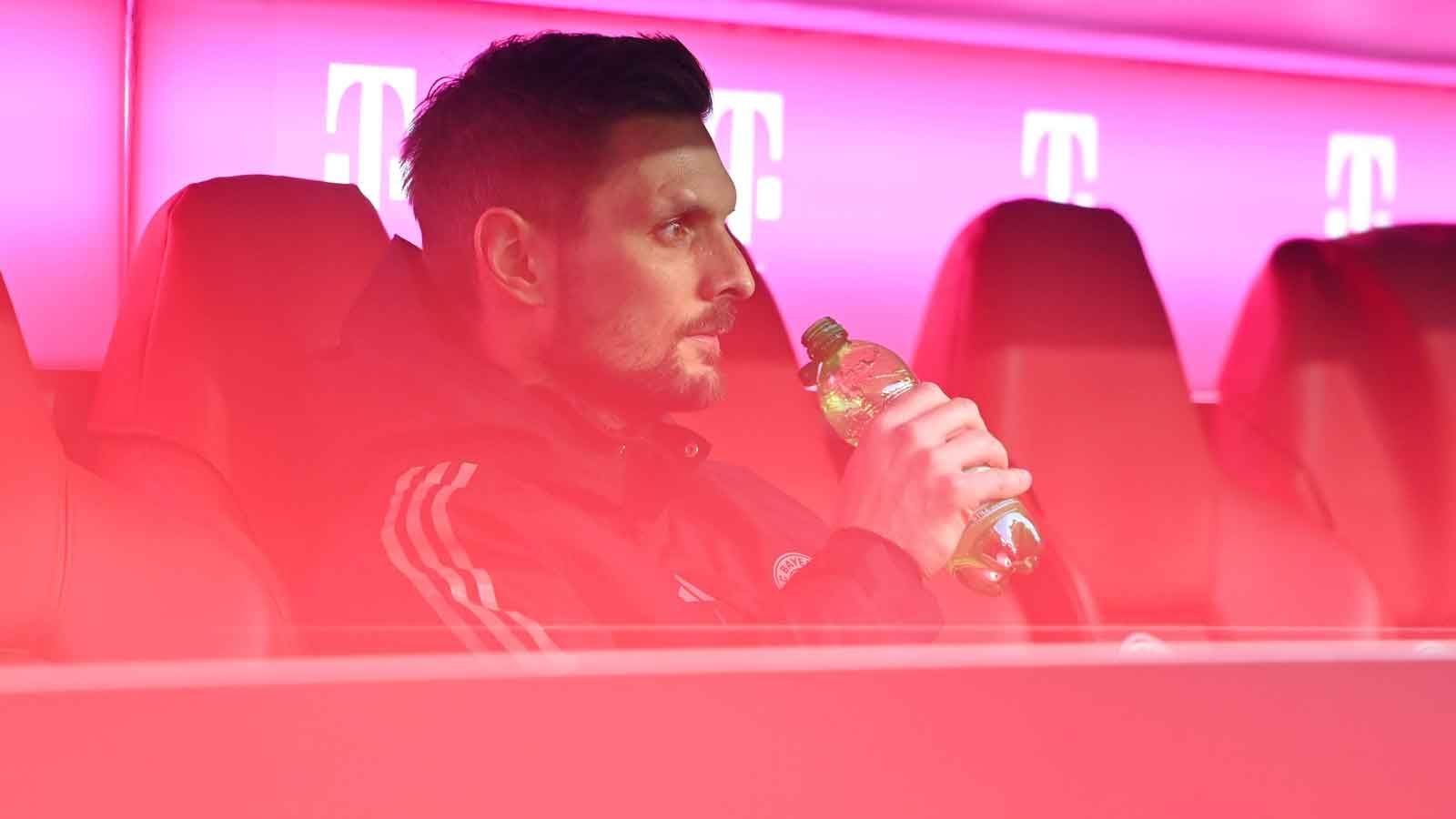 Dabei saß er erst auf der Tribüne: Sven Ulreich sorgt für kuriose Überraschung auf der Bank des FC Bayern München