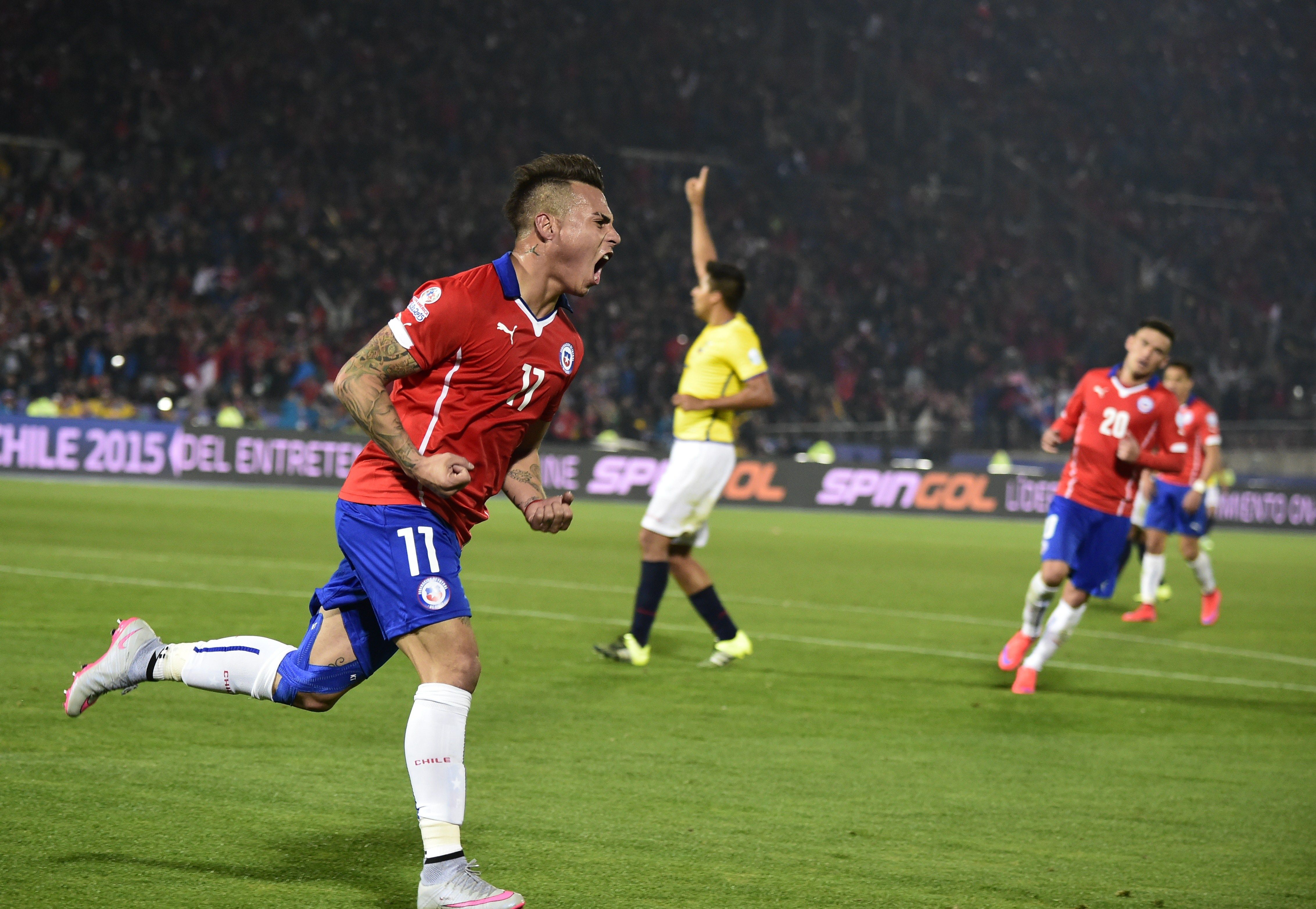 Eduardo Vargas - Chile - Ecuador - 110615