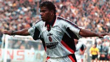 Luis Oliveira celebrating Cagliari Serie A