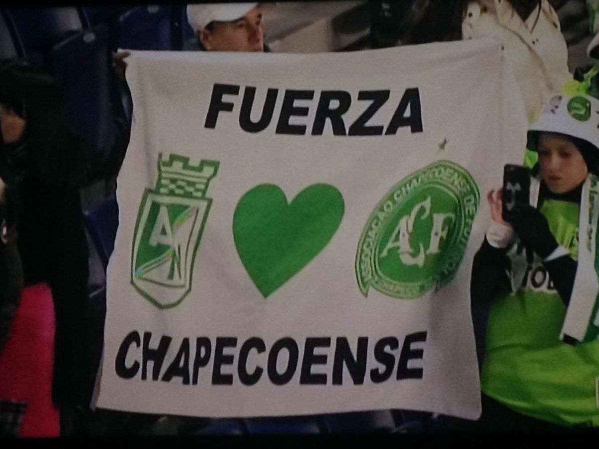 Homenaje a Chapecoense antes del juego Nacional vs Kashima (Mundial de clubes 2016)