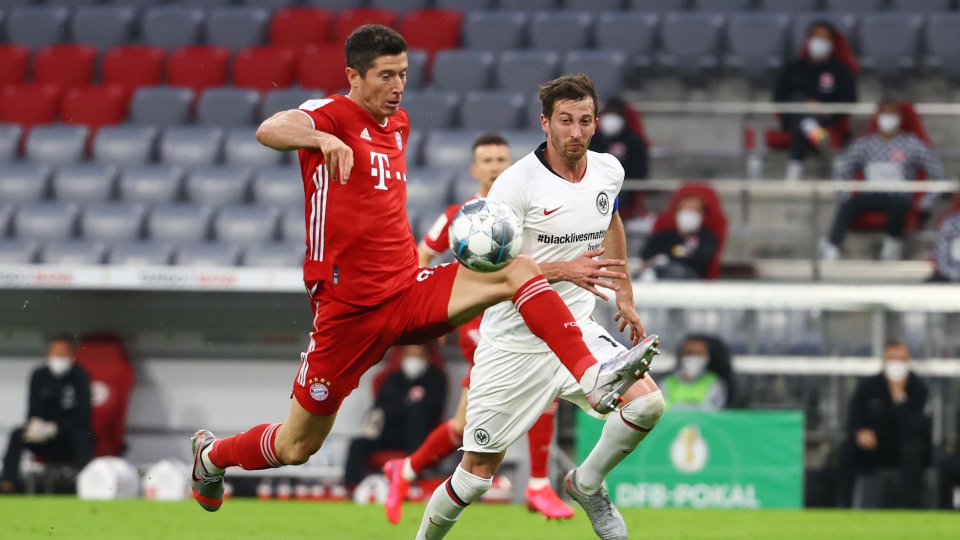Robert Lewandowski FC Bayern David Abraham Eintracht Frankfurt DFB-Pokal 100620