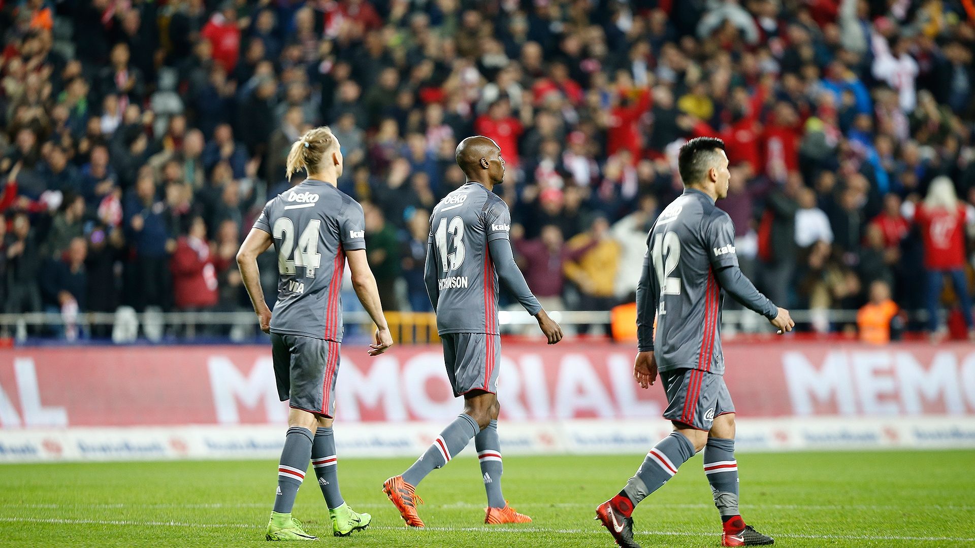 Domagoj Vida Gary Medel Atiba Hutchinson Besiktas Antalyaspor 01212018