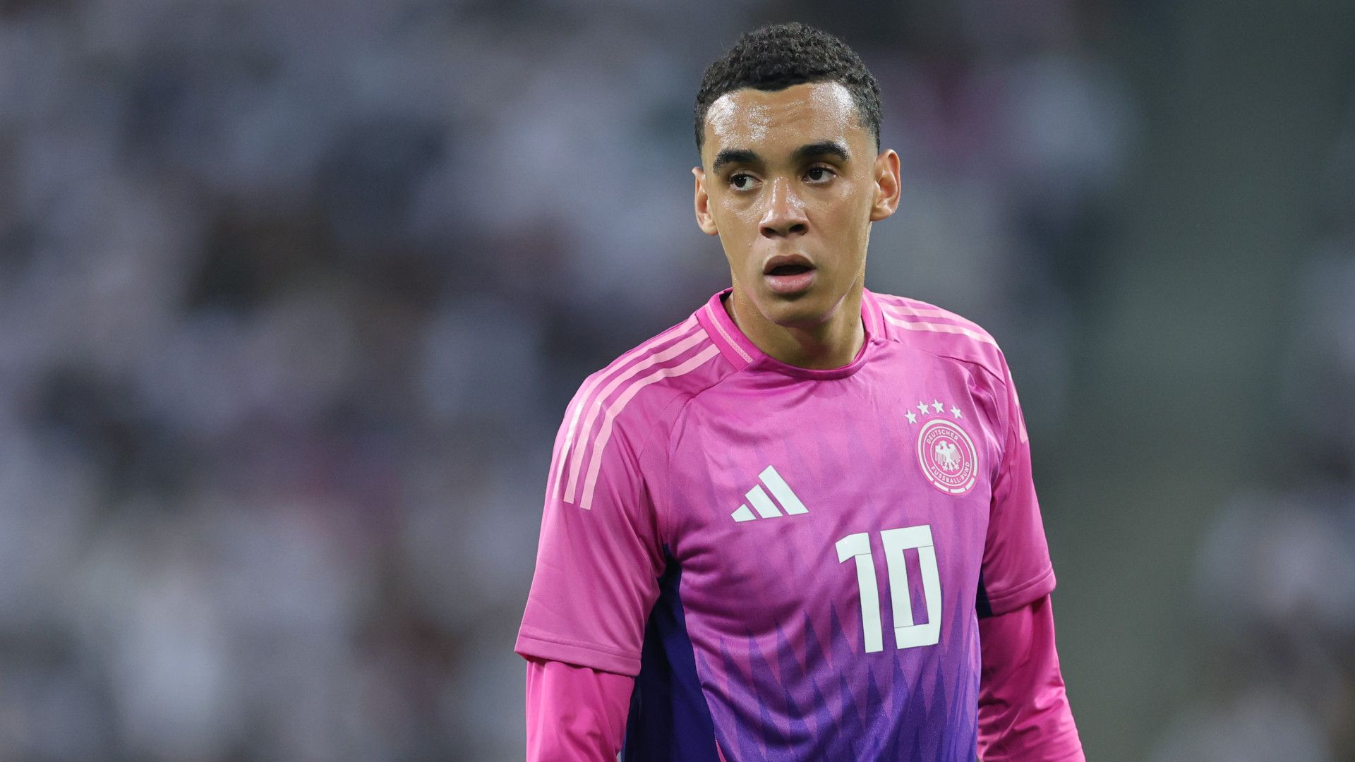 Jamal Musiala im pinken Auswärts-Trikot der deutschen Nationalmannschaft