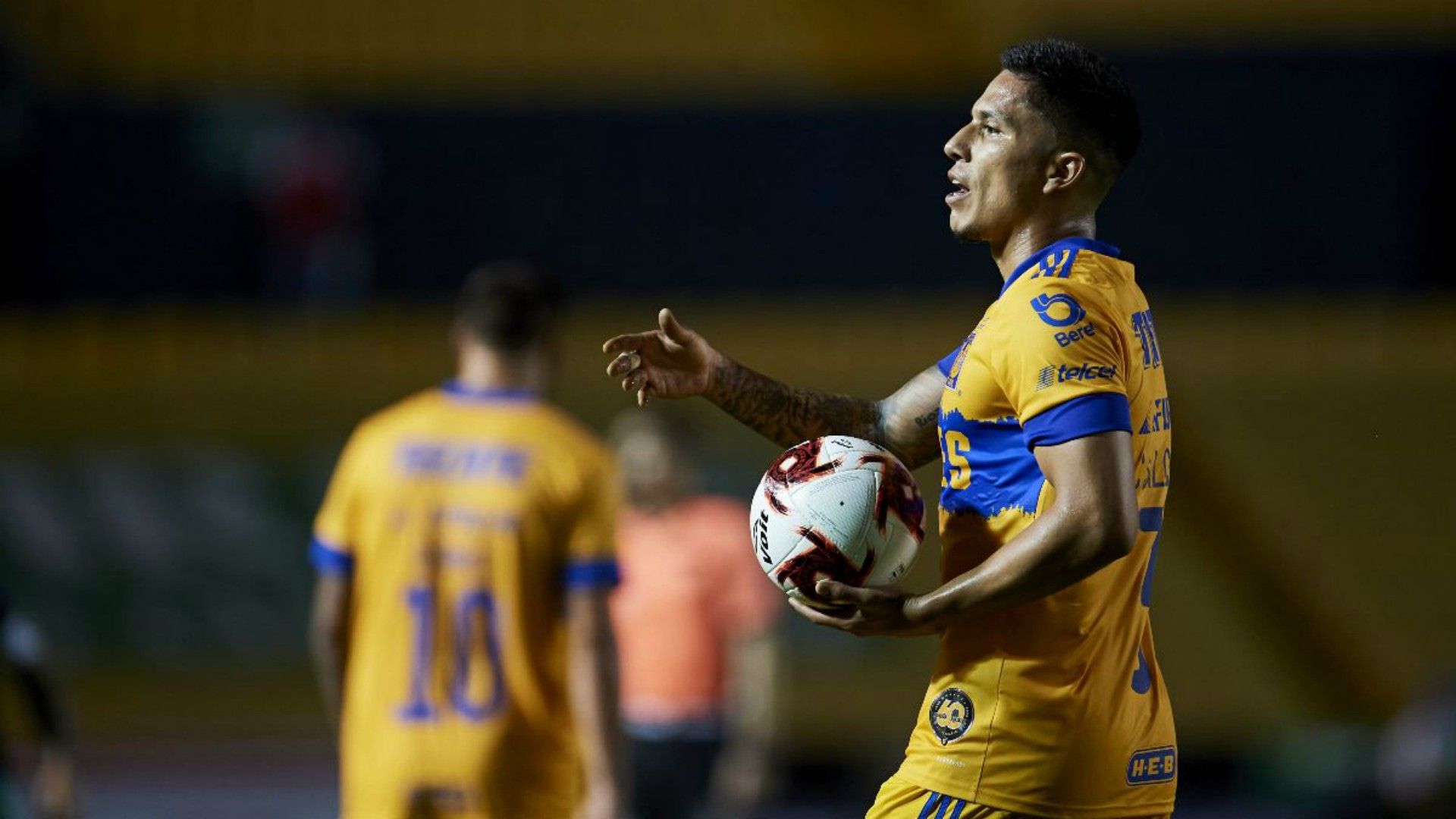 Carlos Salcedo Tigres 100920