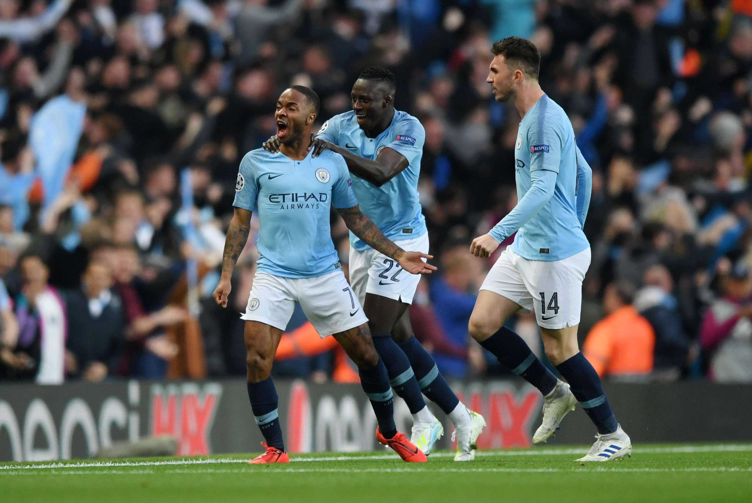 Raheem Sterling comemora gol do Manchester City diante do Tottenham na Champions League